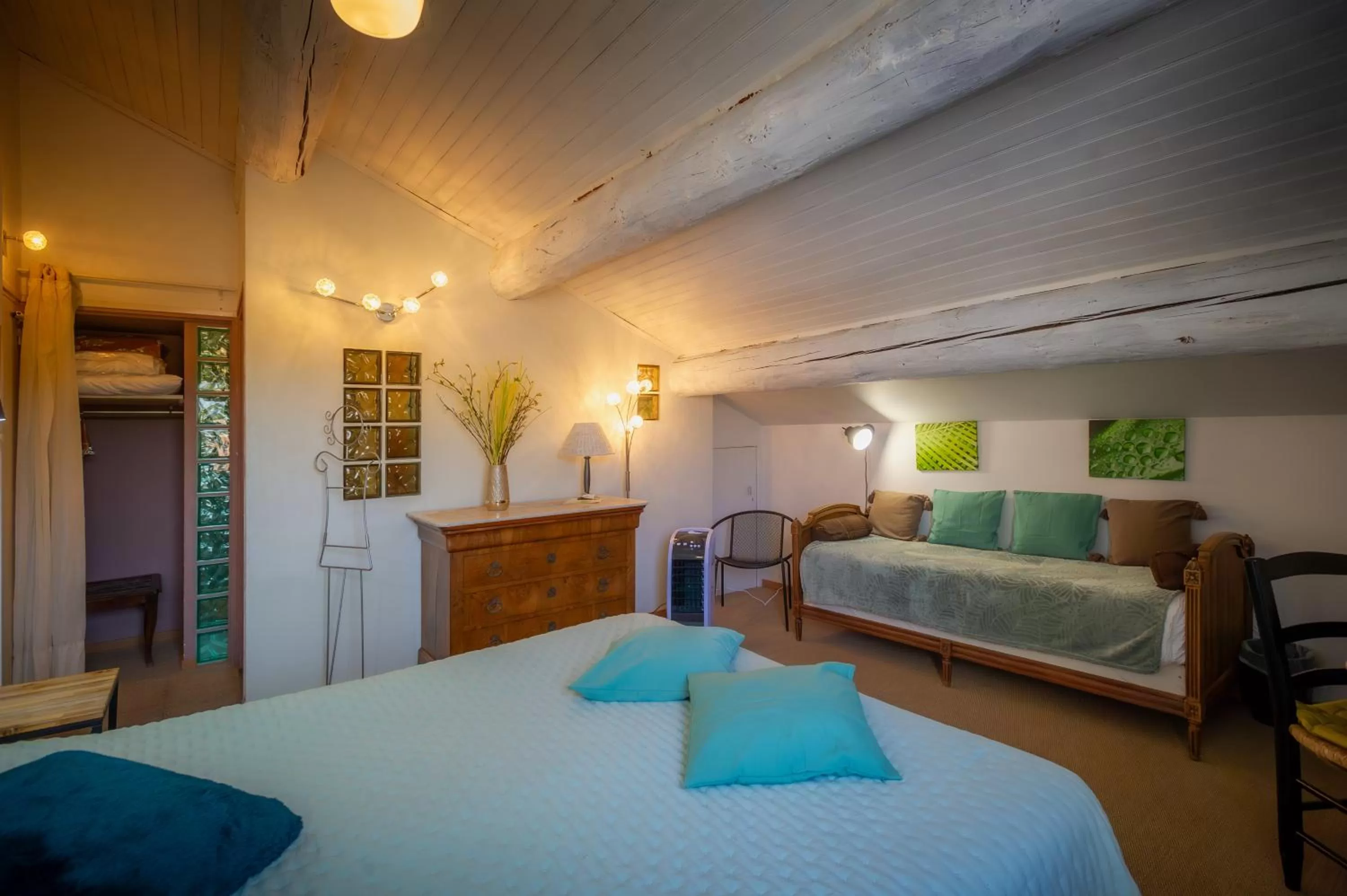 Photo of the whole room in Logis Auberge De Tavel