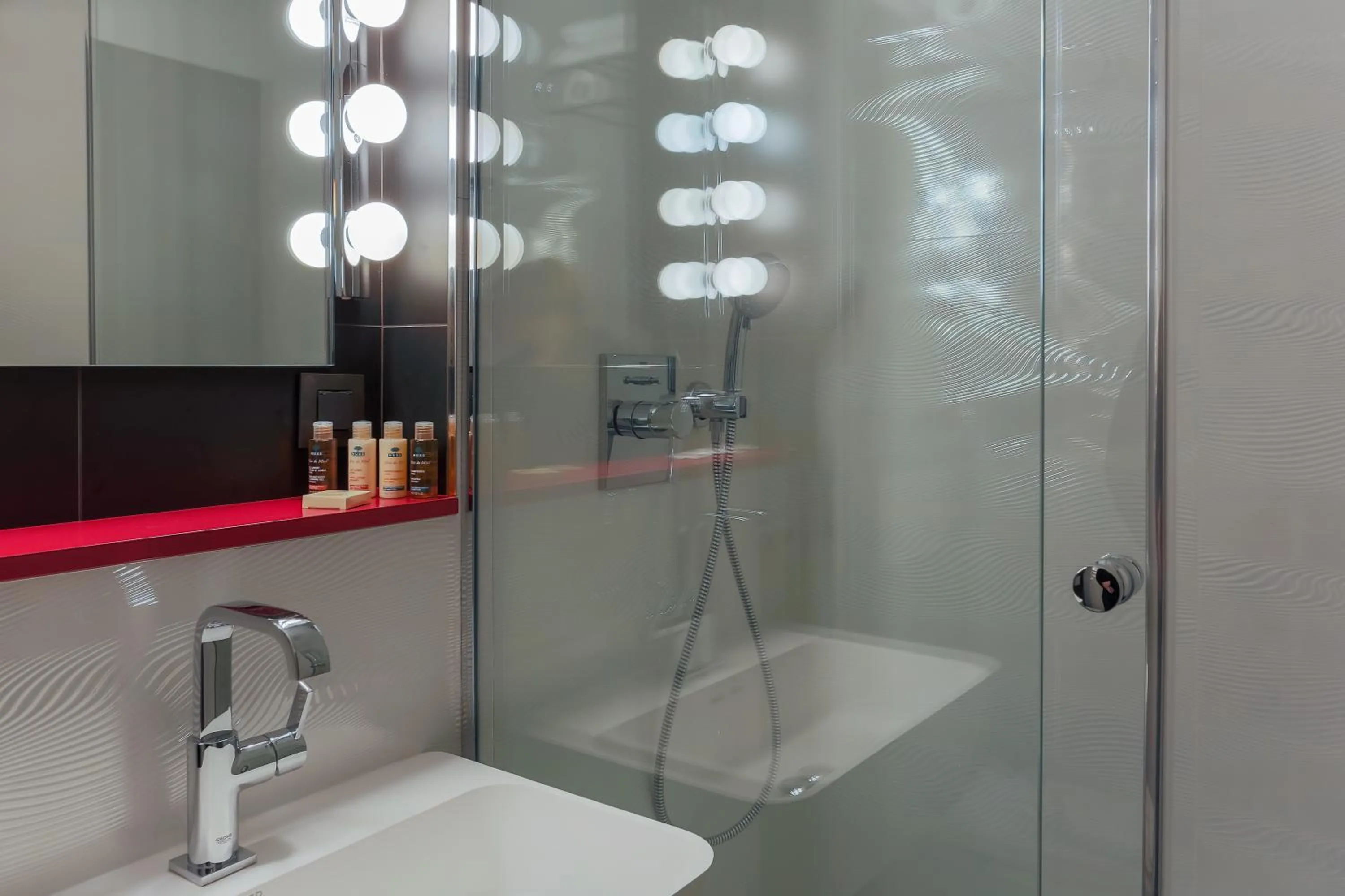 Bathroom in Hôtel La Parizienne - Proche Montparnasse