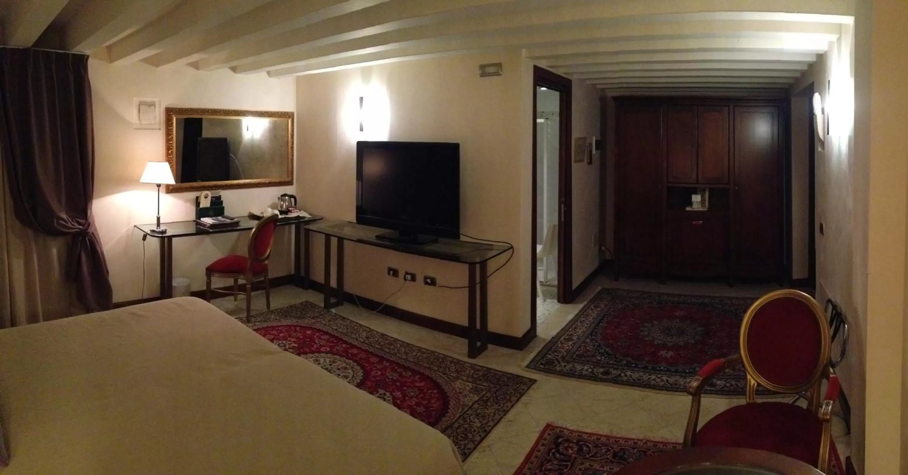 TV and multimedia, Bed in Hotel Liassidi Palace