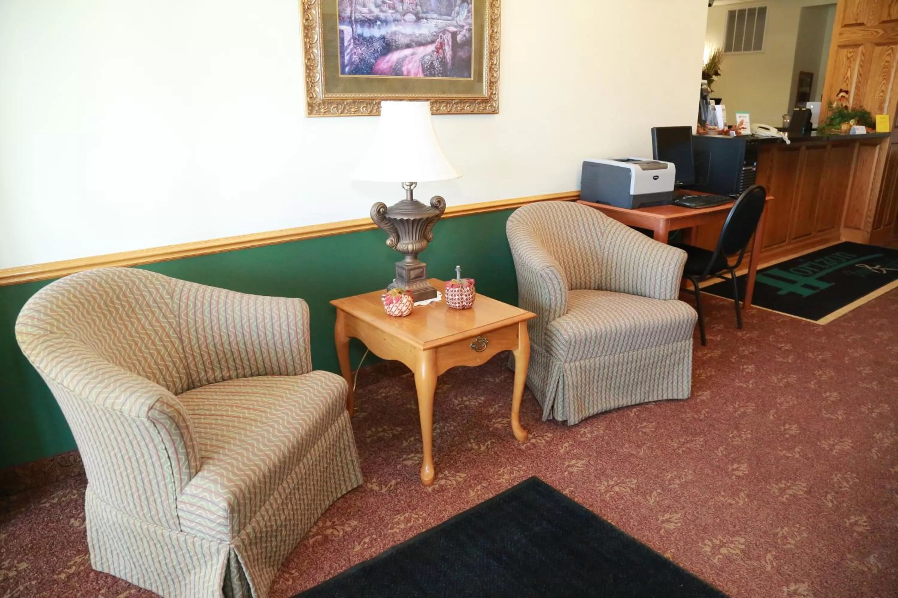 Seating area in Horizon Inn & Suites