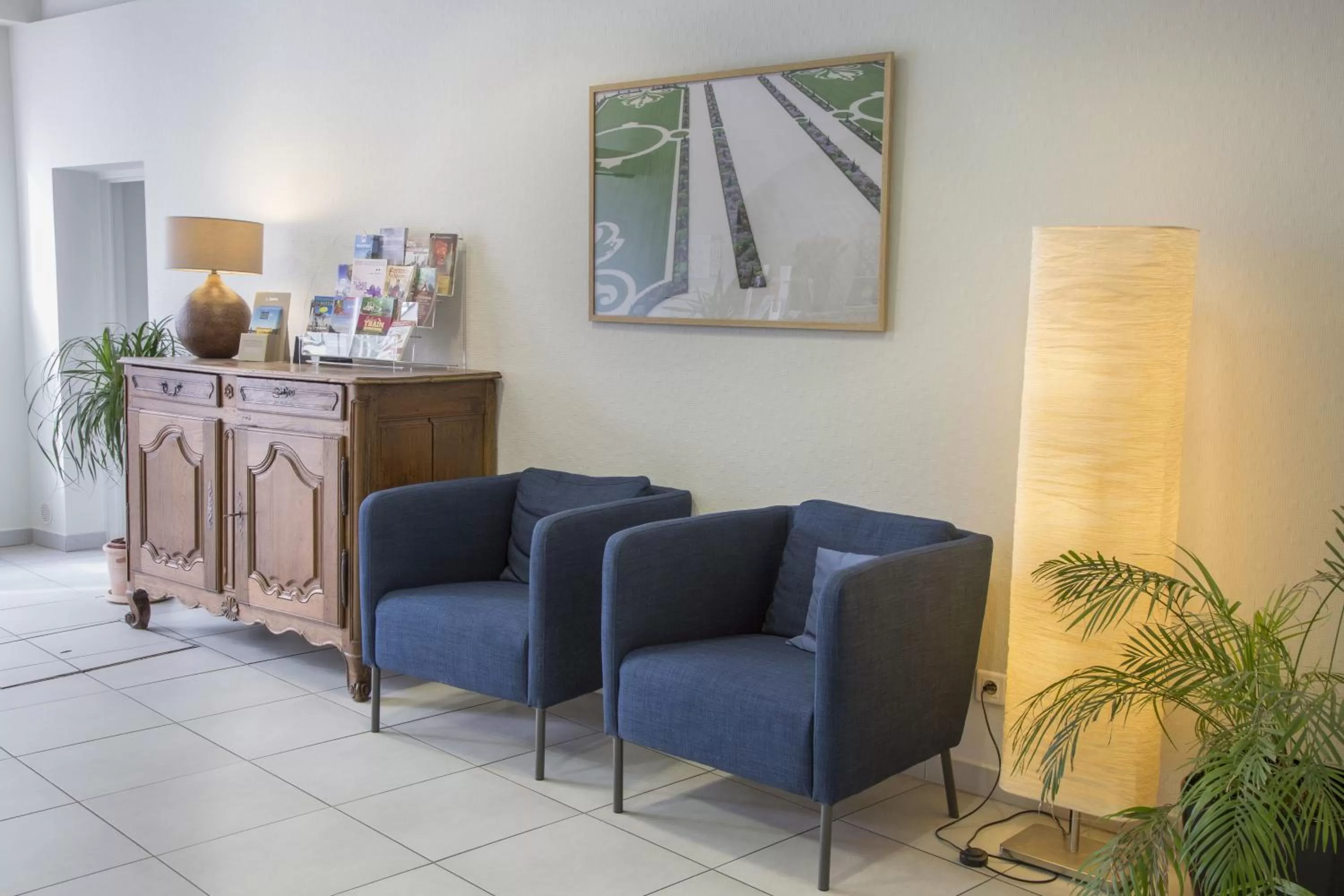 Seating area in Logis Hôtel Chaptal, Amboise