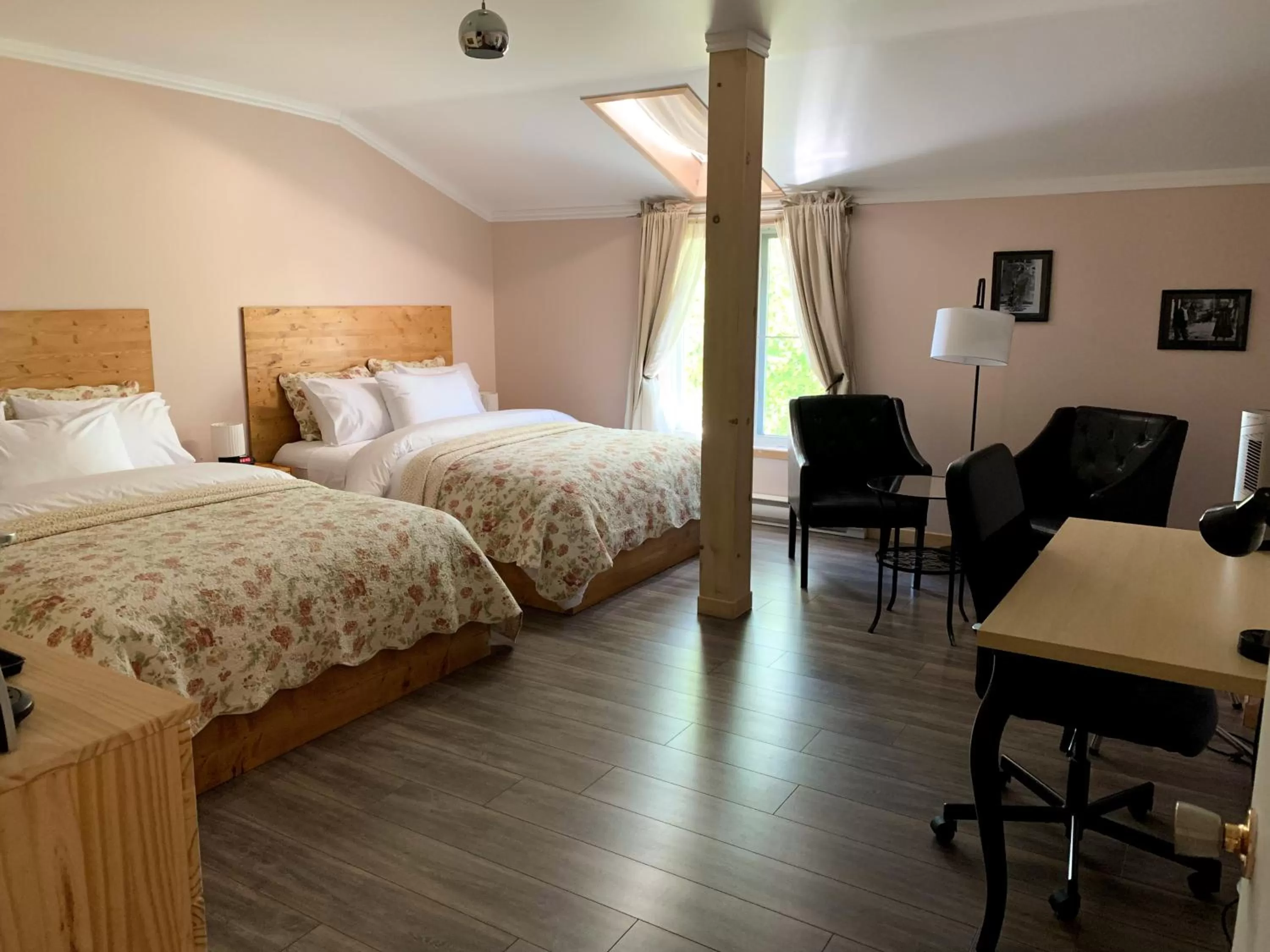 Bedroom, Bed in Auberge la Rosepierre bistro Henri