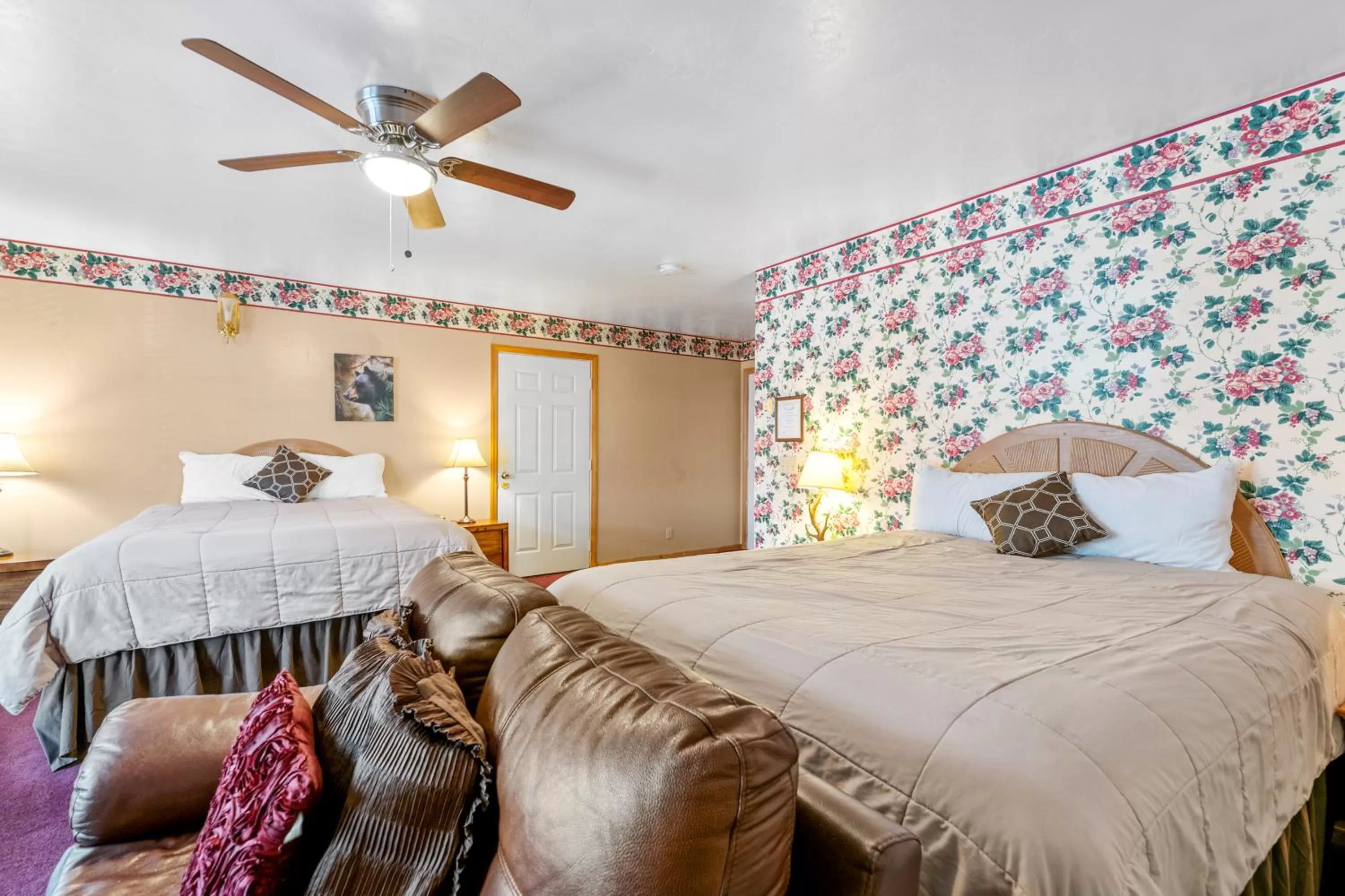 Photo of the whole room, Bed in Black Forest Lodge