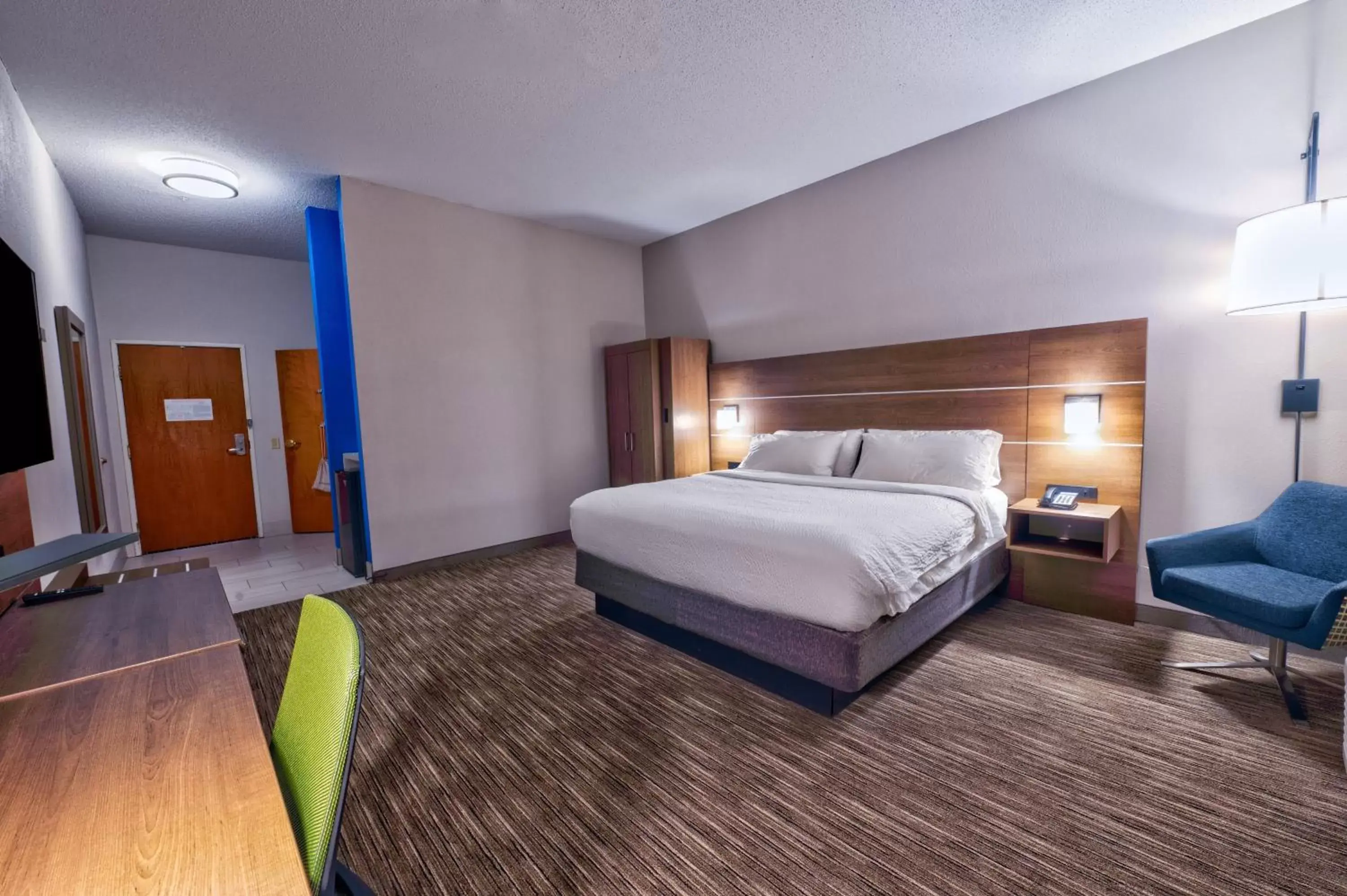 Standard King Room with Mobility Accessible Tub in Holiday Inn Express Hotel & Suites Goshen by IHG Standard King Room with Mobility Accessible Tub in Holiday Inn Express Hotel & Suites Goshen by IHG