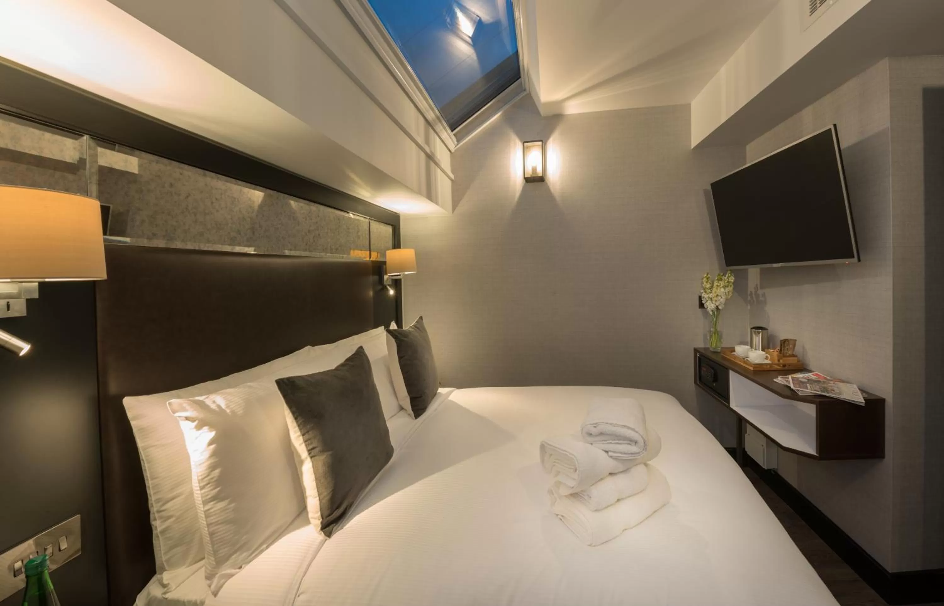 Bed in Camden Enterprise Hotel