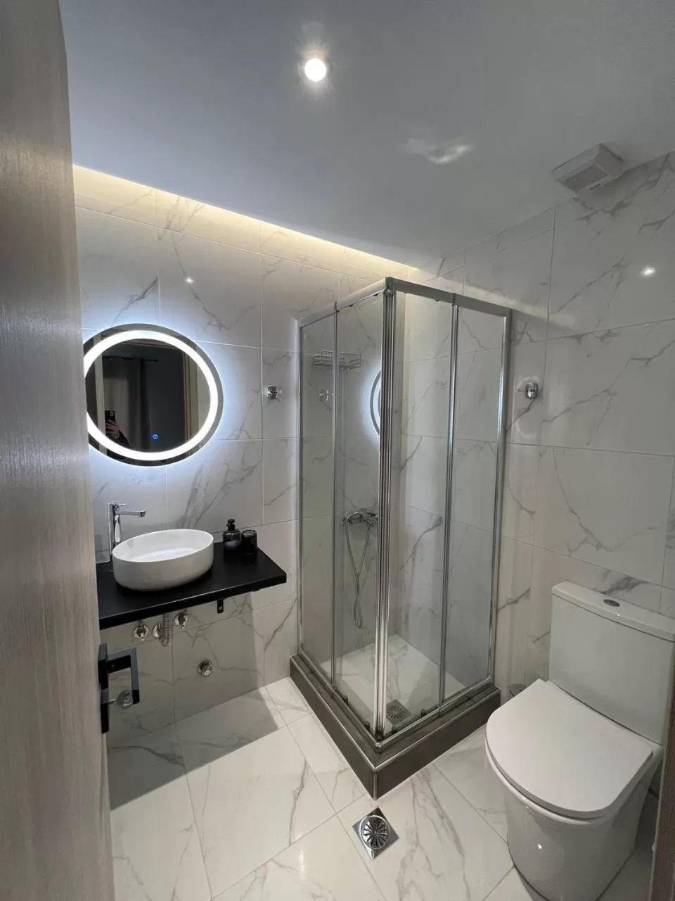 Bathroom in Elefsinian Mysteries Apartments