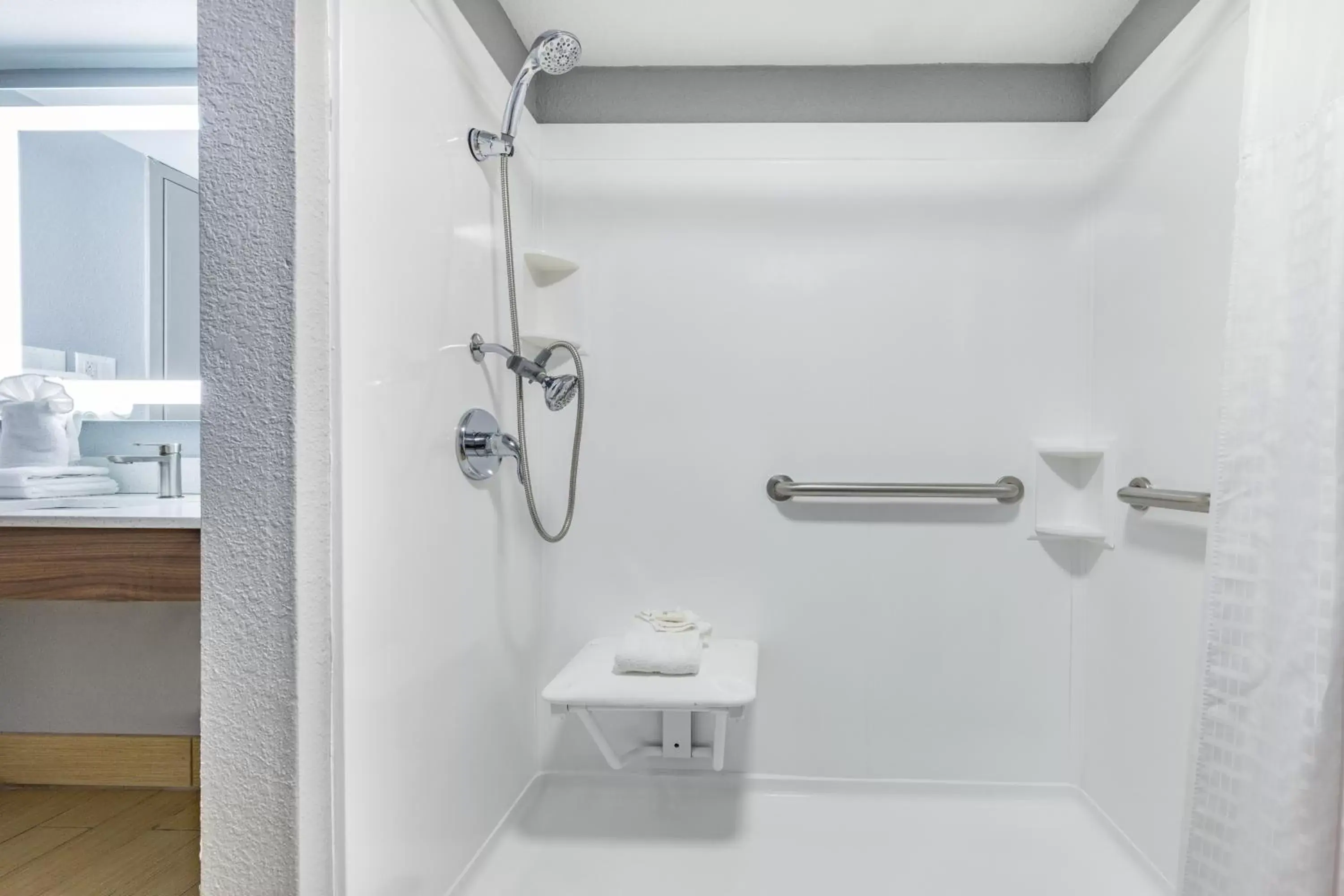 1 King Bed, Mobility Accessible Suite, Roll-In Shower, Non-Smoking in Hawthorn Extended Stay by Wyndham Wichita Airport 1 King Bed, Mobility Accessible Suite, Roll-In Shower, Non-Smoking in Hawthorn Extended Stay by Wyndham Wichita Airport