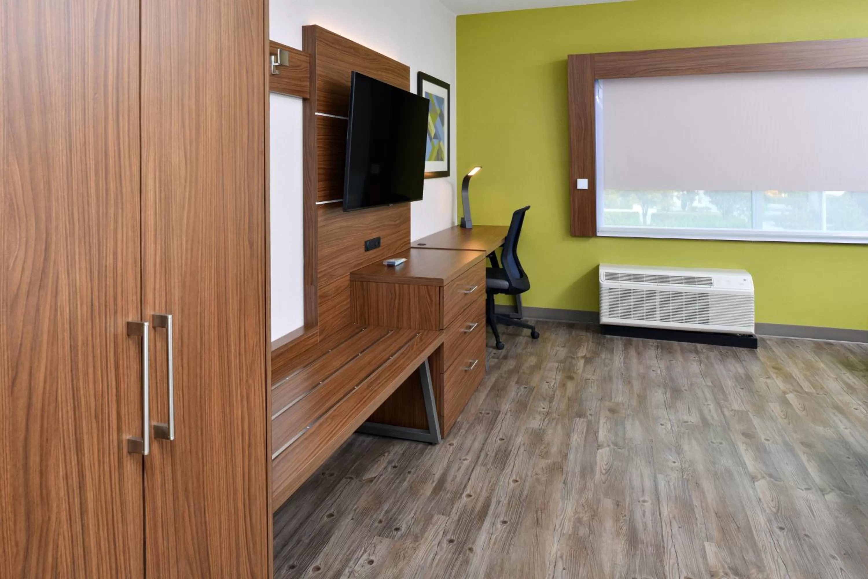 TV and multimedia in Holiday Inn Express Orlando - South Park by IHG
