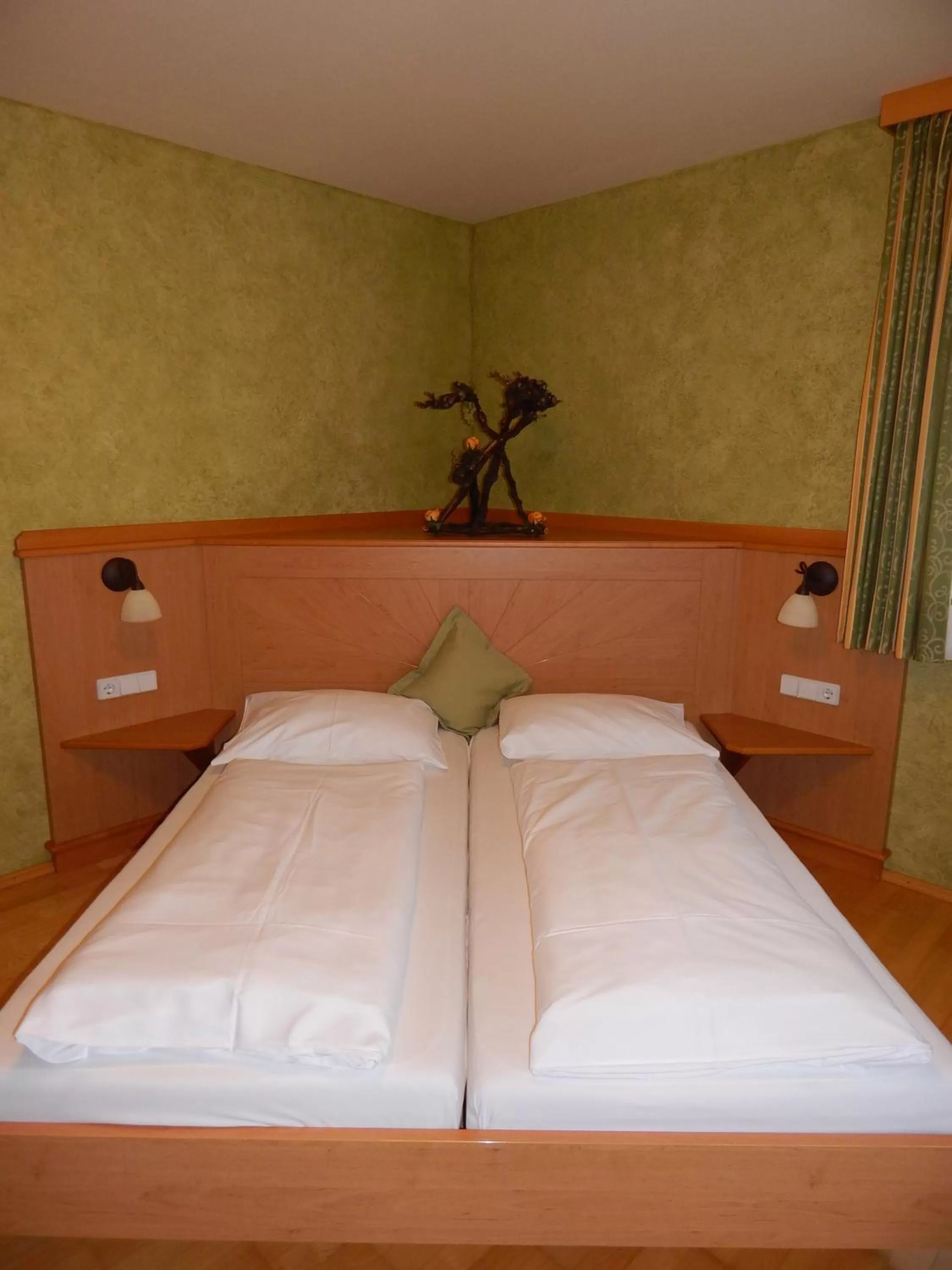 Bed in Hotel Neustifter