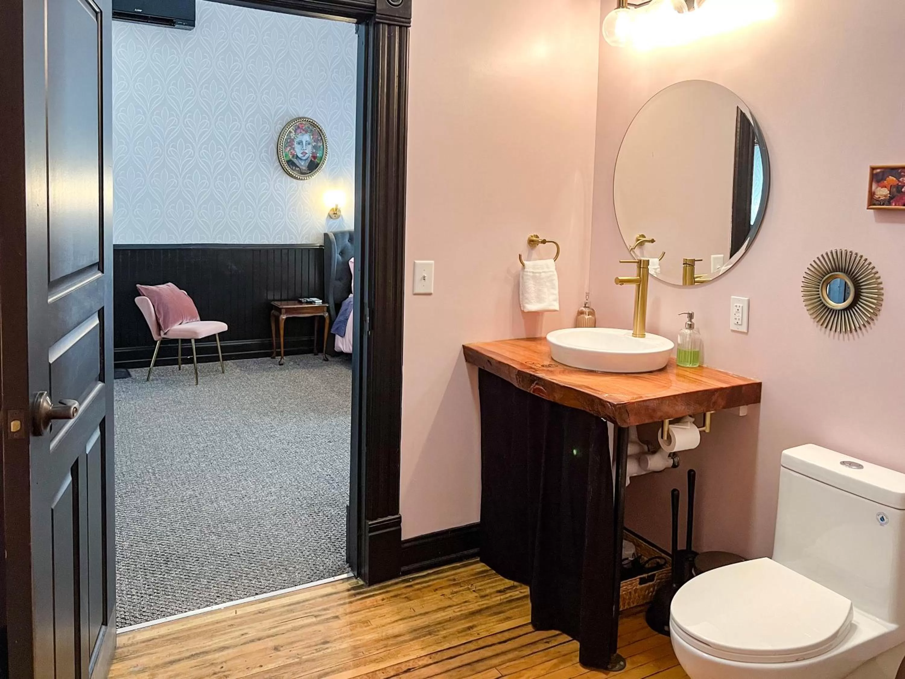 Toilet in The Oliver Inn