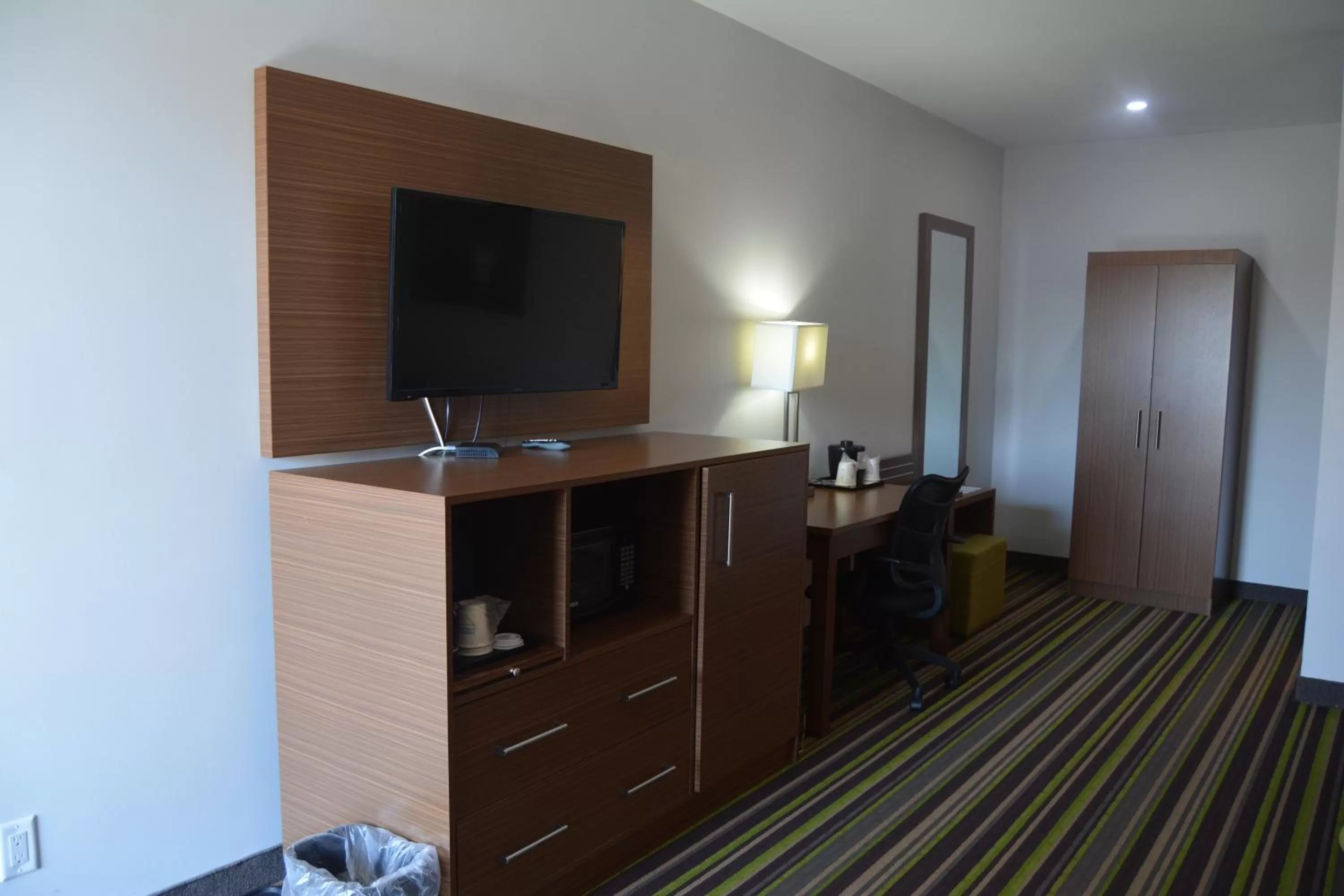 TV and multimedia in Super 8 by Wyndham Windsor/Dougall