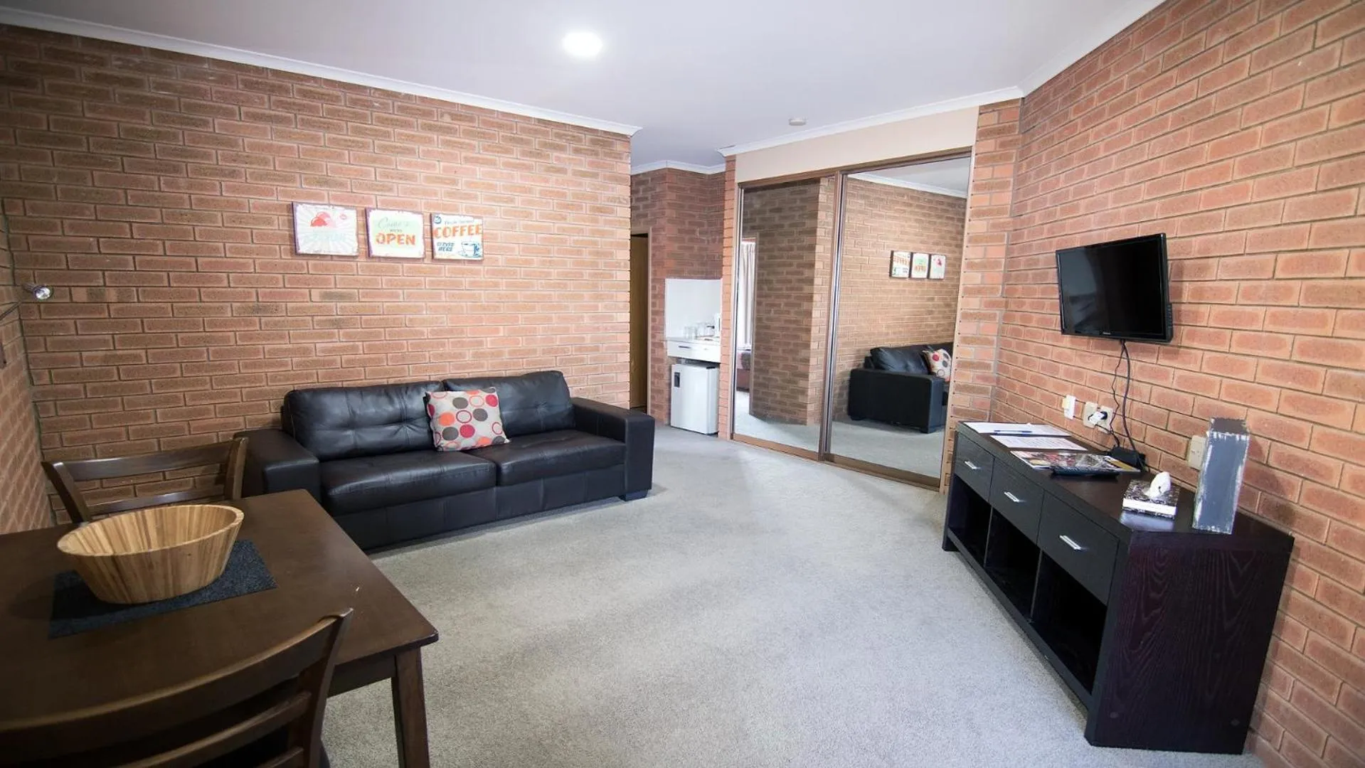 TV and multimedia in Ashleigh Court Motor Inn