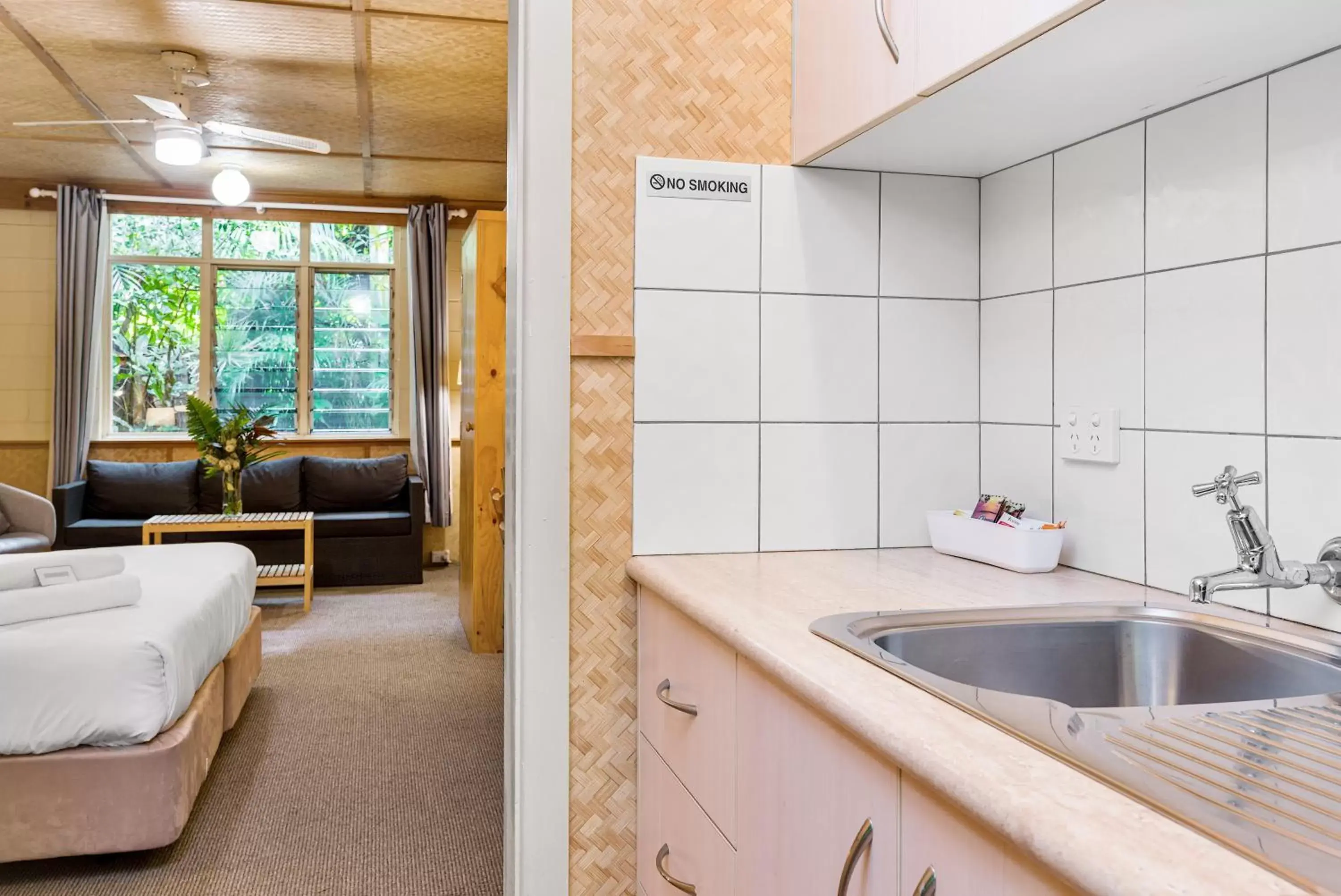 King Room with Kitchenette in Tallow Beach Motel King Room with Kitchenette in Tallow Beach Motel