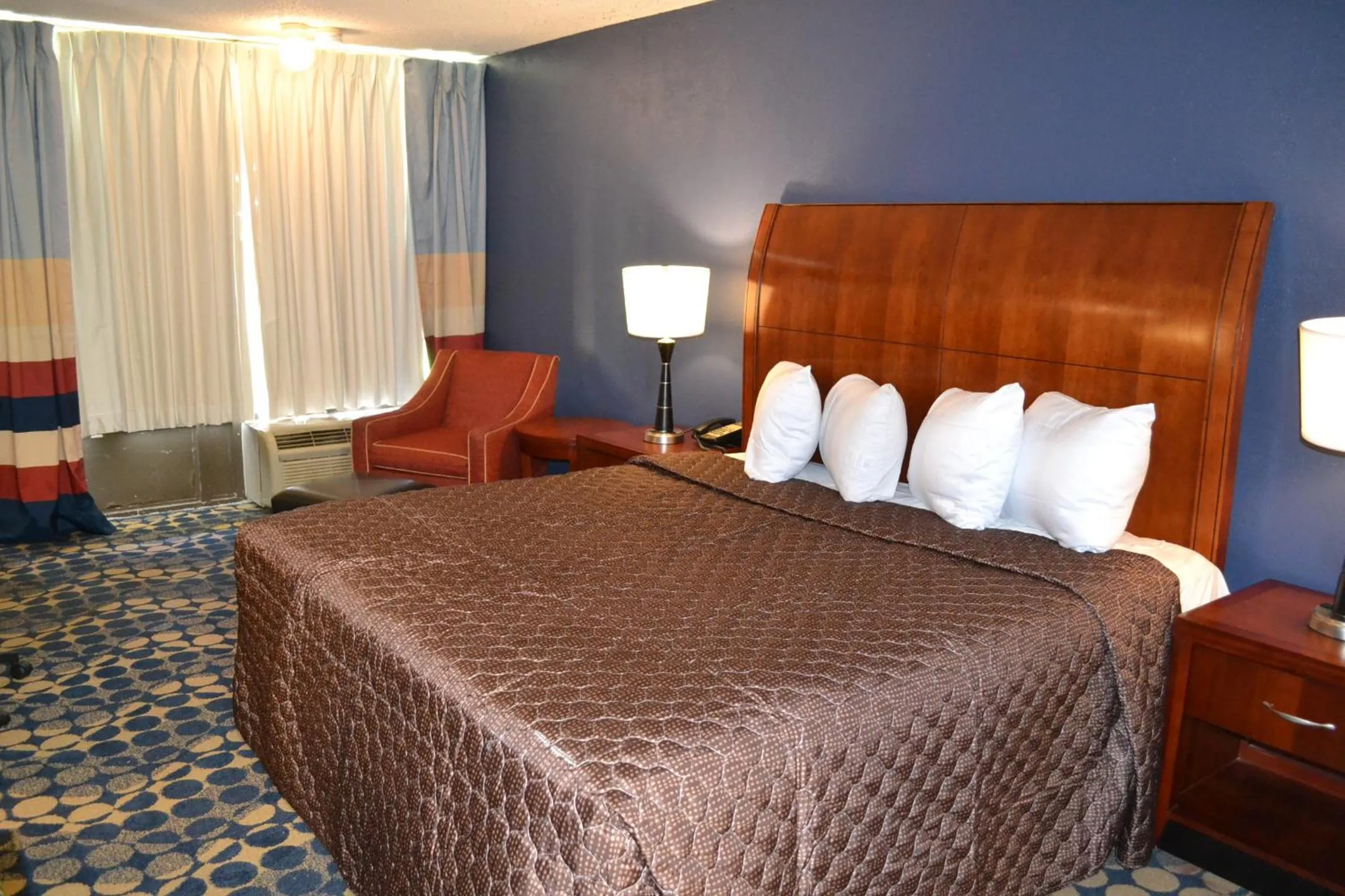 Bed in Econo Lodge and Suites