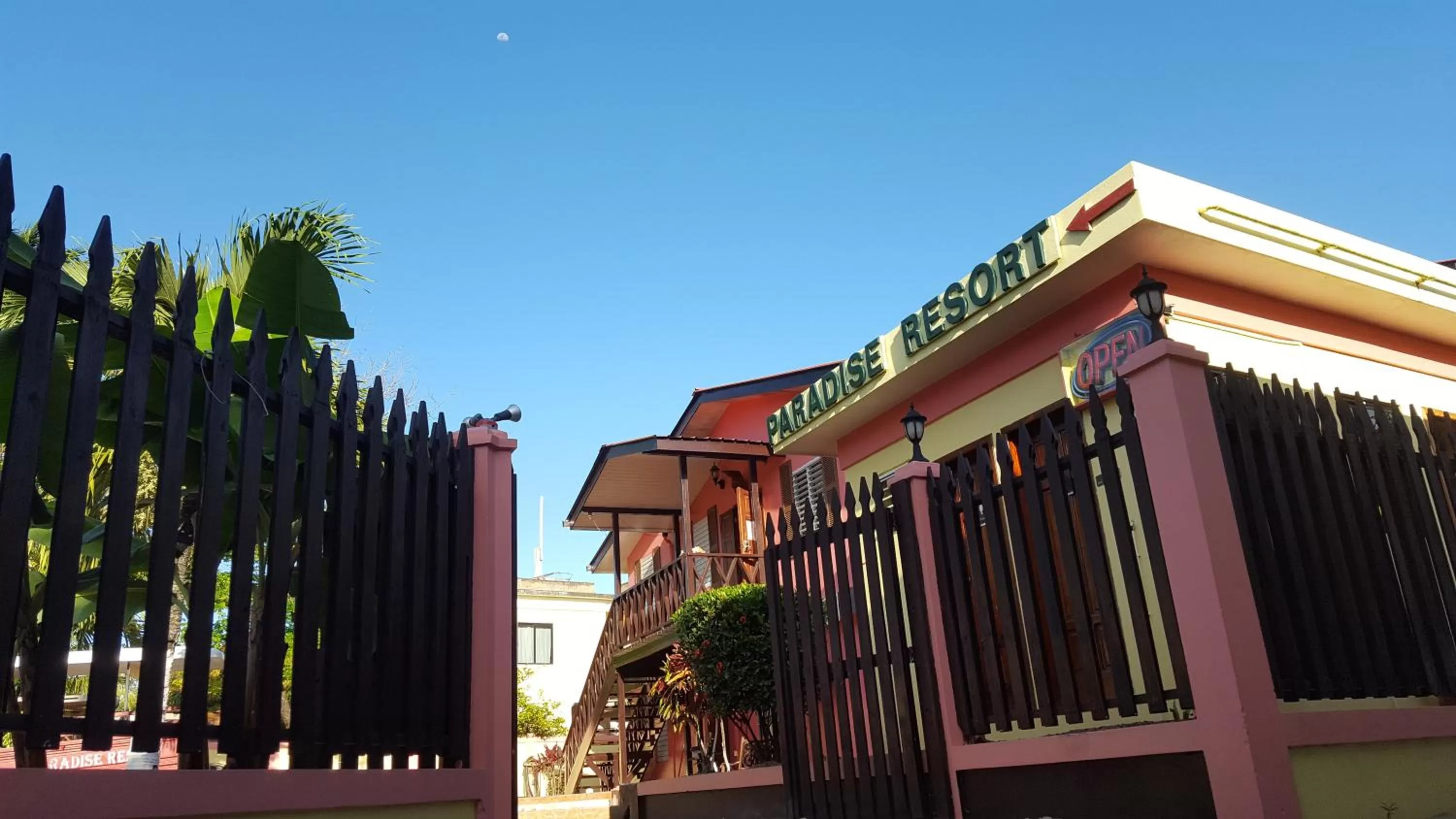 Facade/entrance, Property Building in Alan's Paradise Hotel
