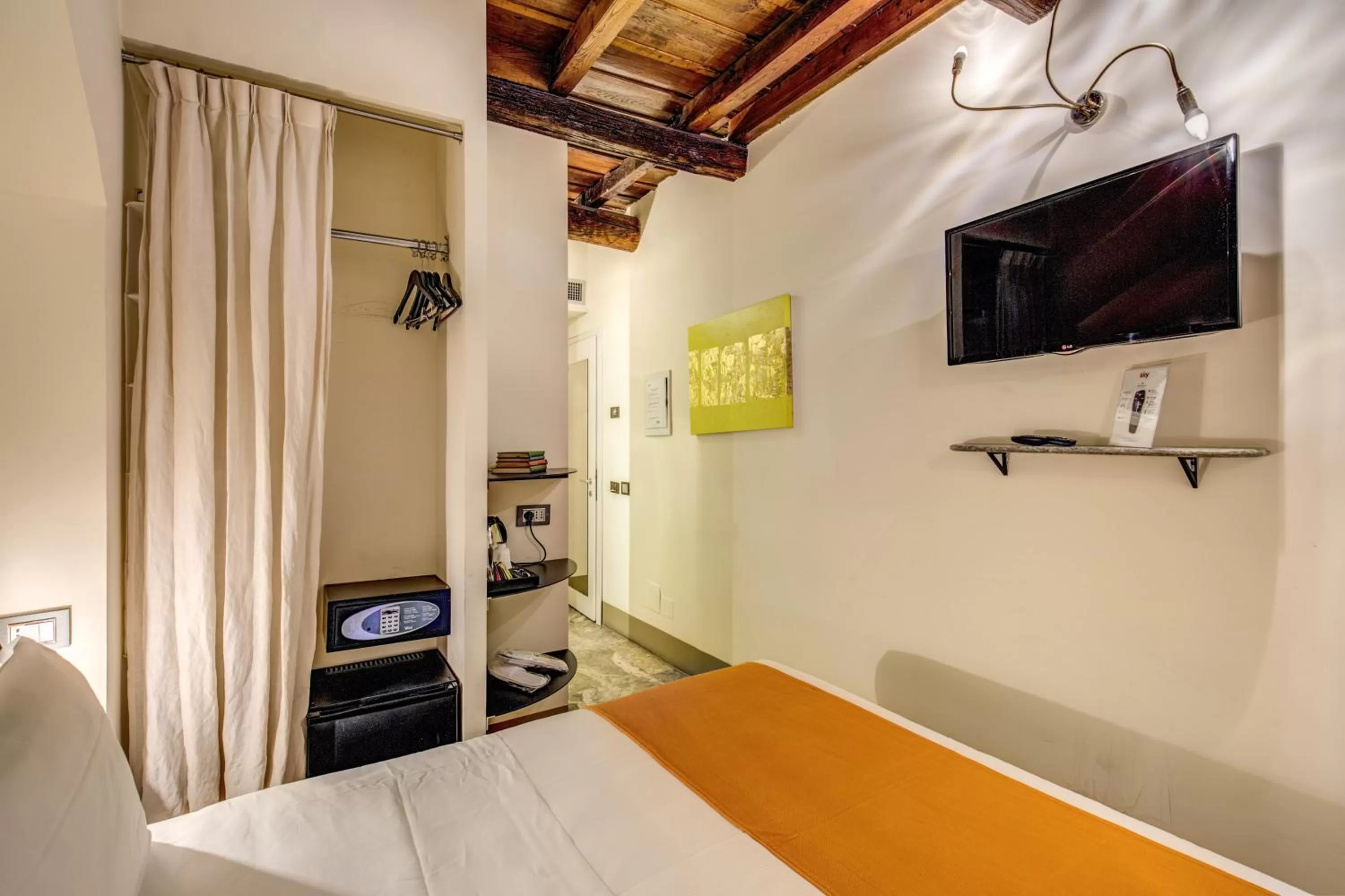 Photo of the whole room, Bed in Argileto Terra