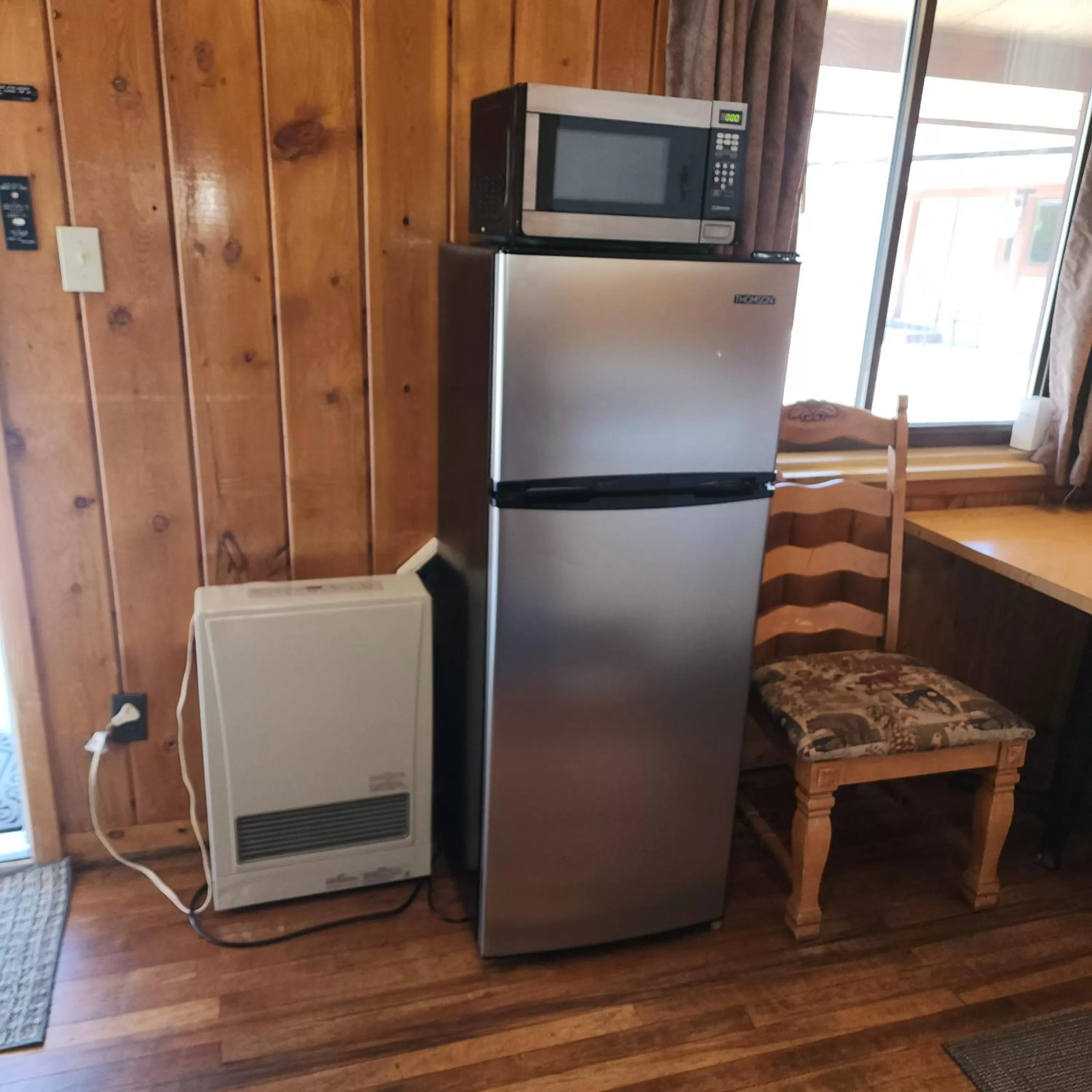 Kitchen or kitchenette in Canyon Motel near Rocky Mountain National Park