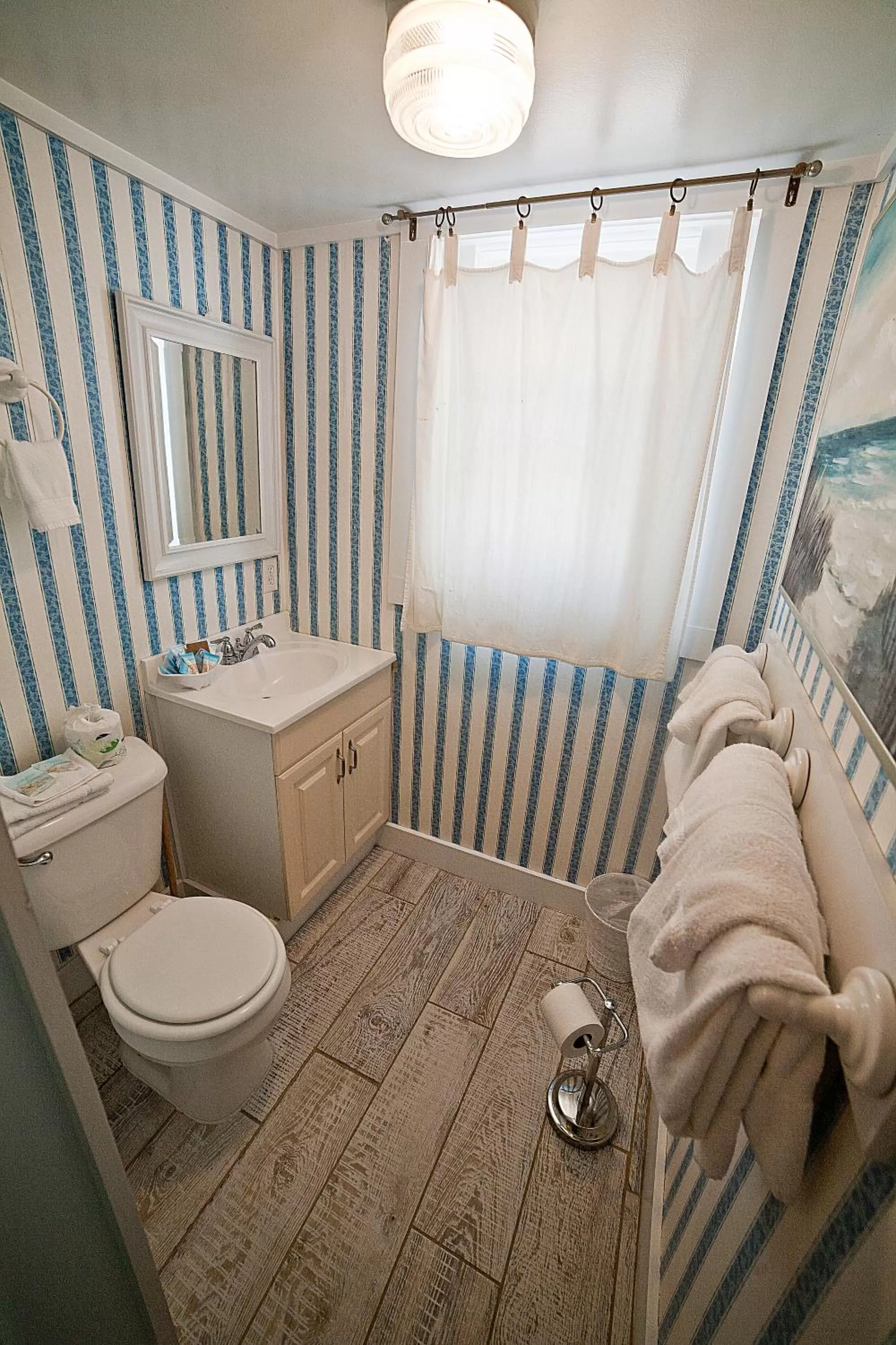 Bathroom in Georgianne Inn & Suites check in 212 Bulter Ave