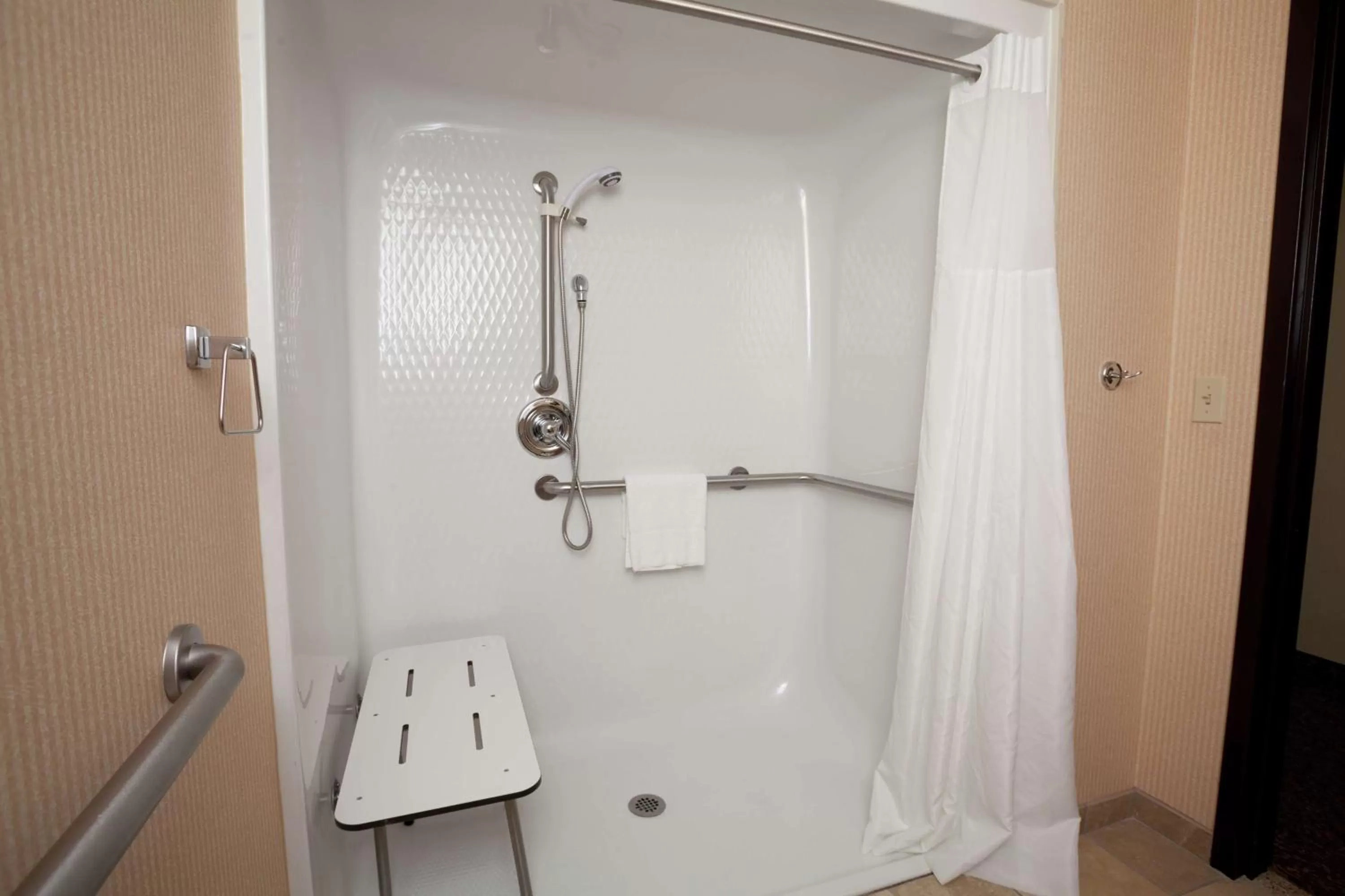 Bathroom in Hampton Inn Oneonta