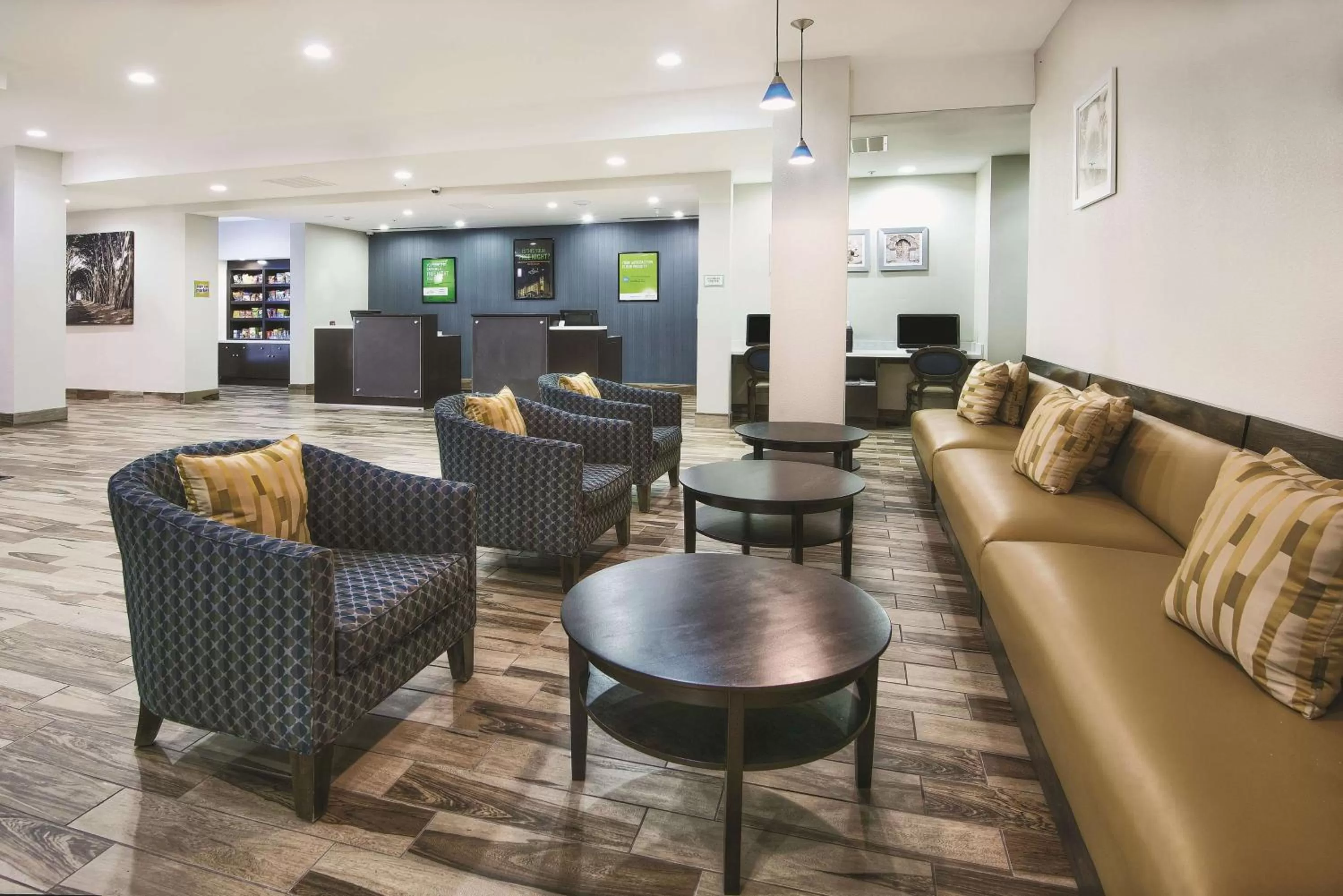 Lobby or reception in La Quinta by Wyndham Karnes City - Kenedy