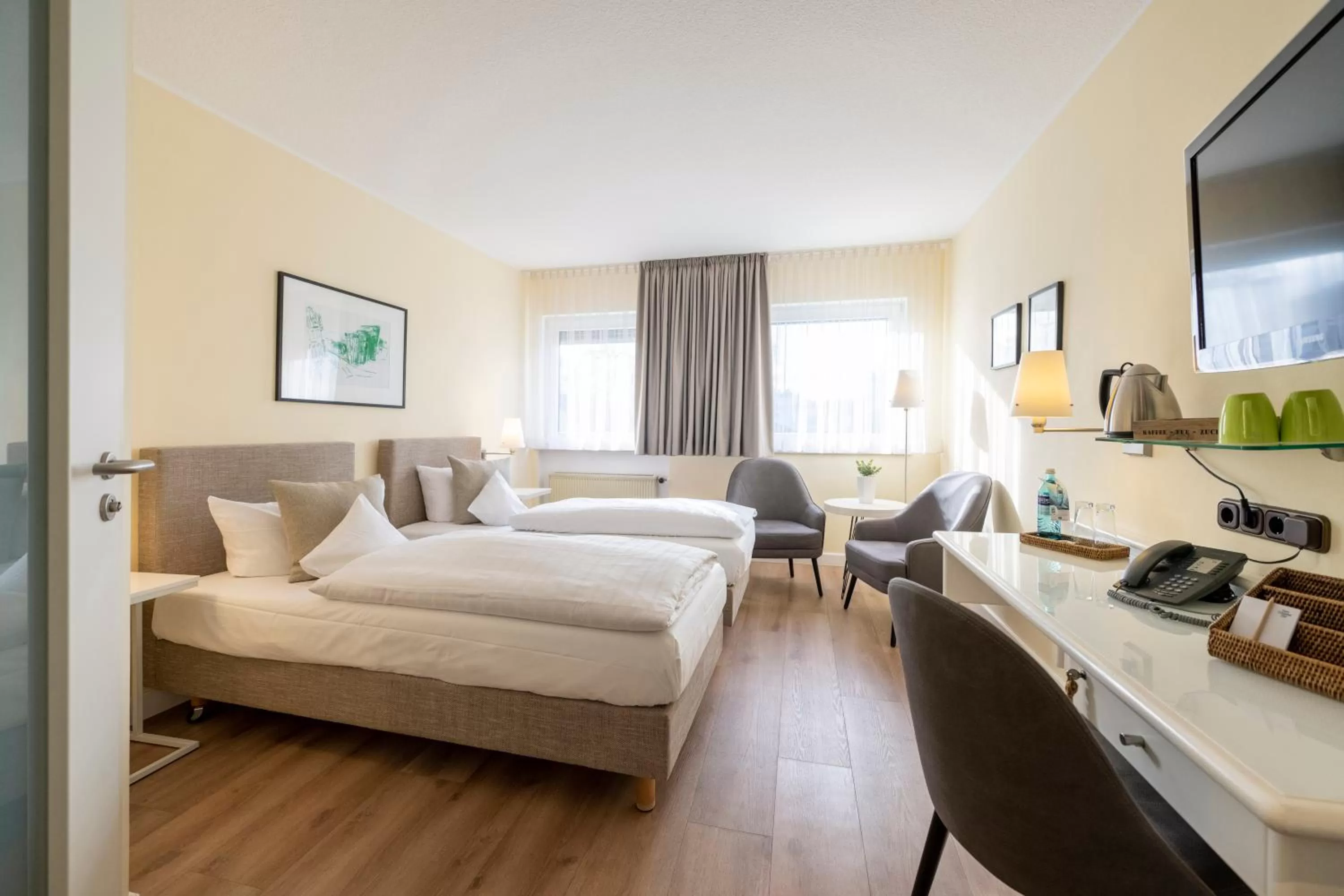 Photo of the whole room, Bed in Hotel Deutscher Hof