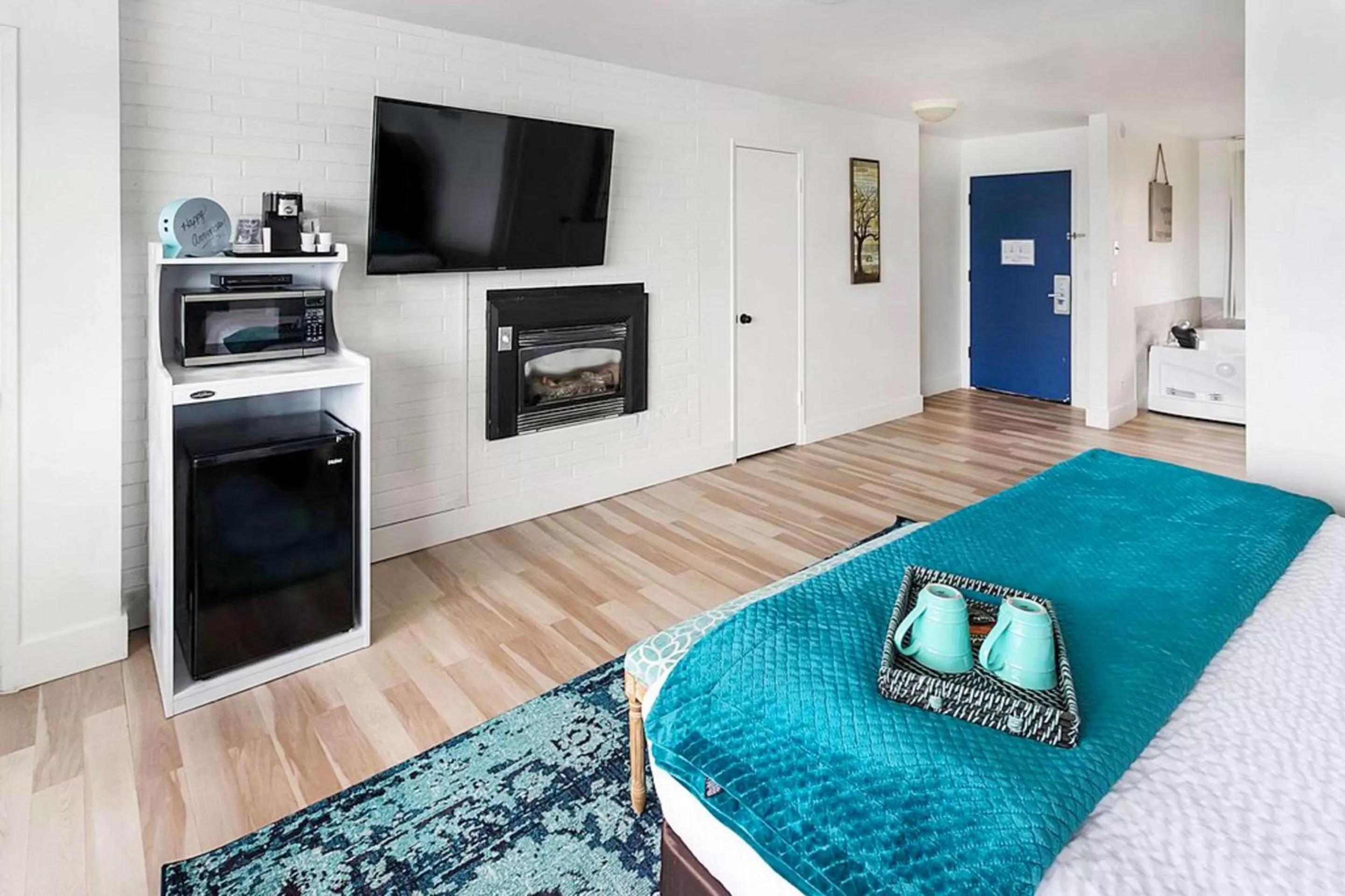 Photo of the whole room, Bed in Clarion Inn Surfrider Resort