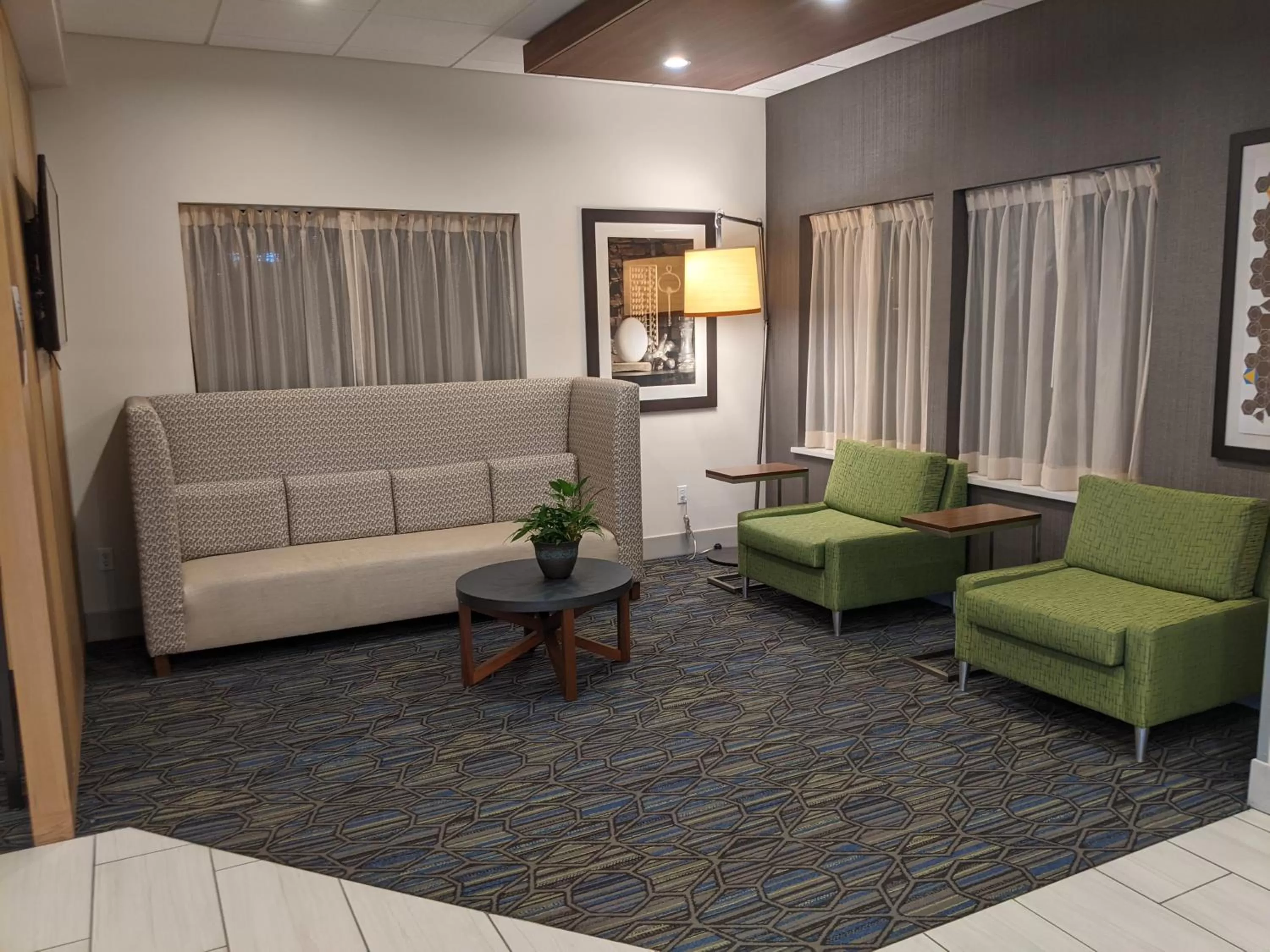 Lobby or reception in Holiday Inn Express South Burlington by IHG