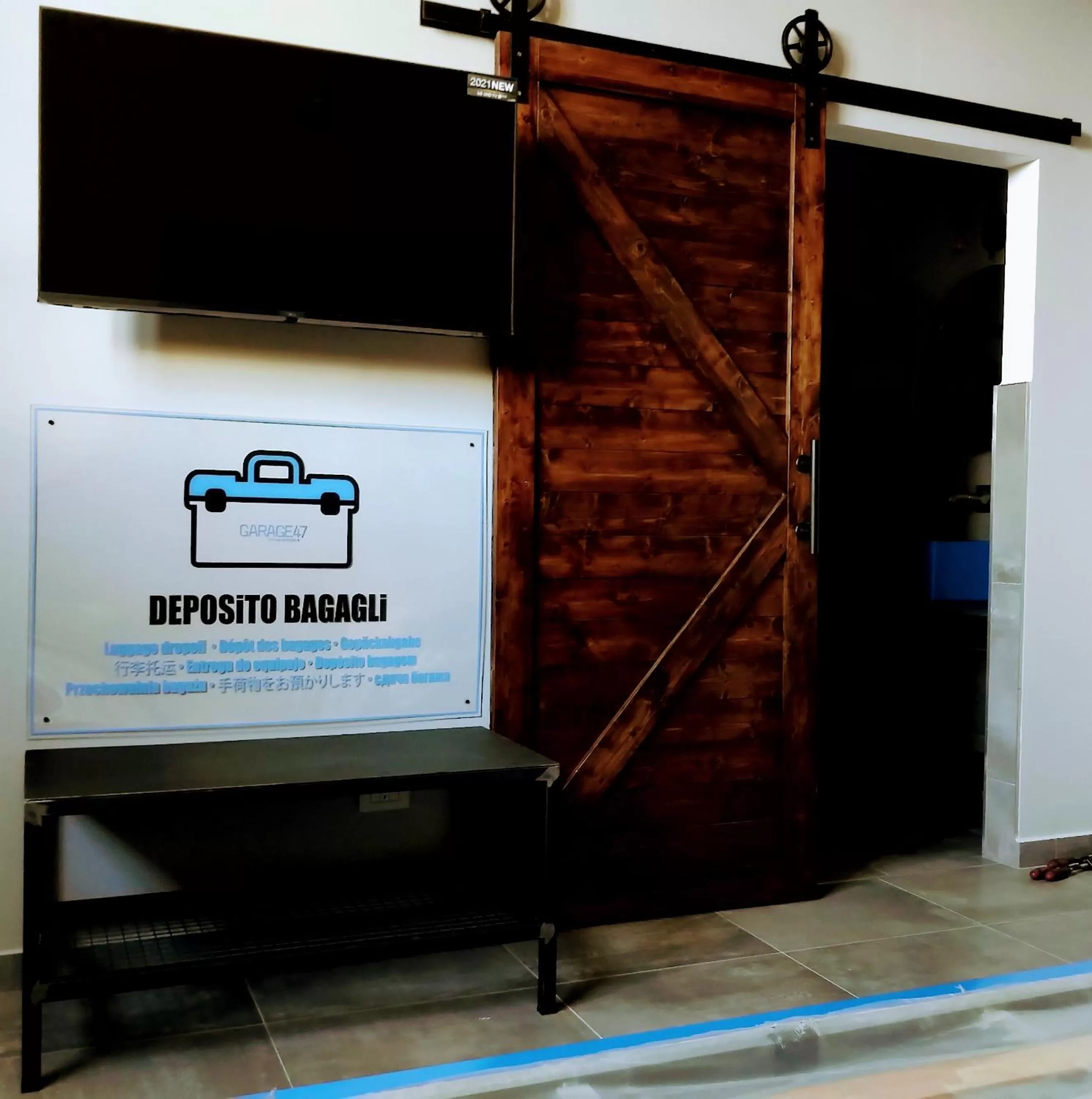 TV/Entertainment Center in GARAGE47 Storica Officina Meccanica LOFT B&B iN PIENZA