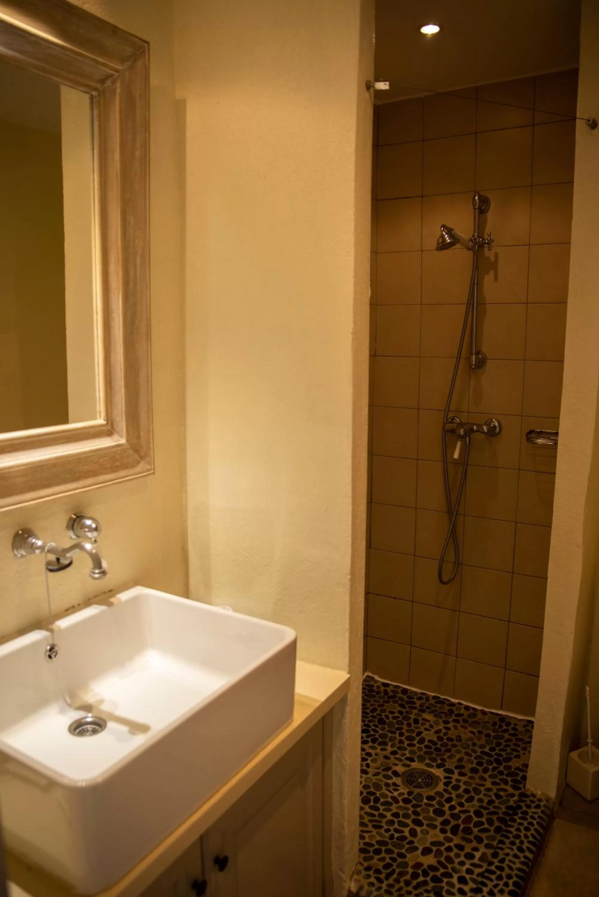 Shower in Le Couvent d'Hérépian - Hôtel & Spa