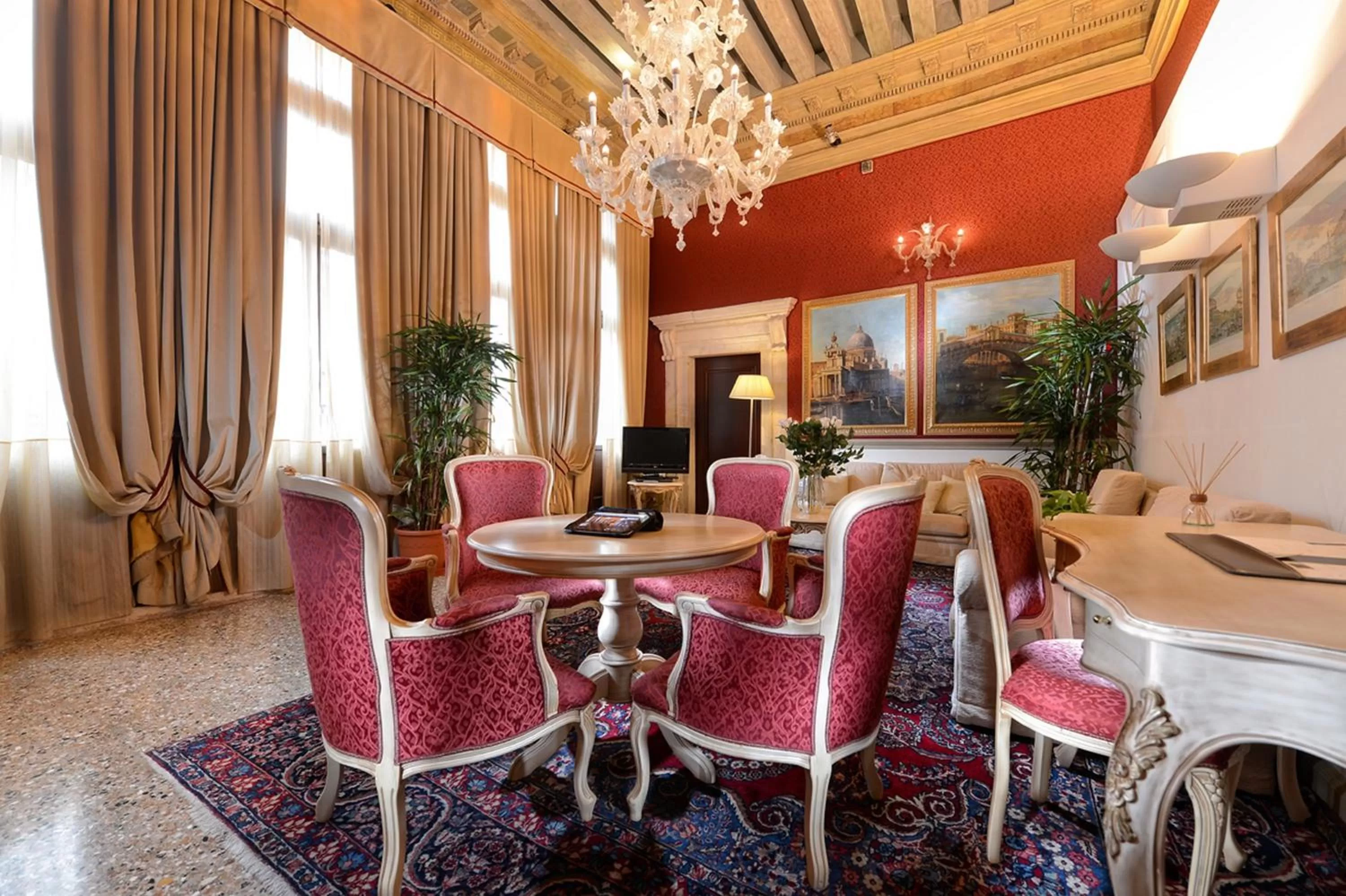 Decorative detail in Ruzzini Palace Hotel