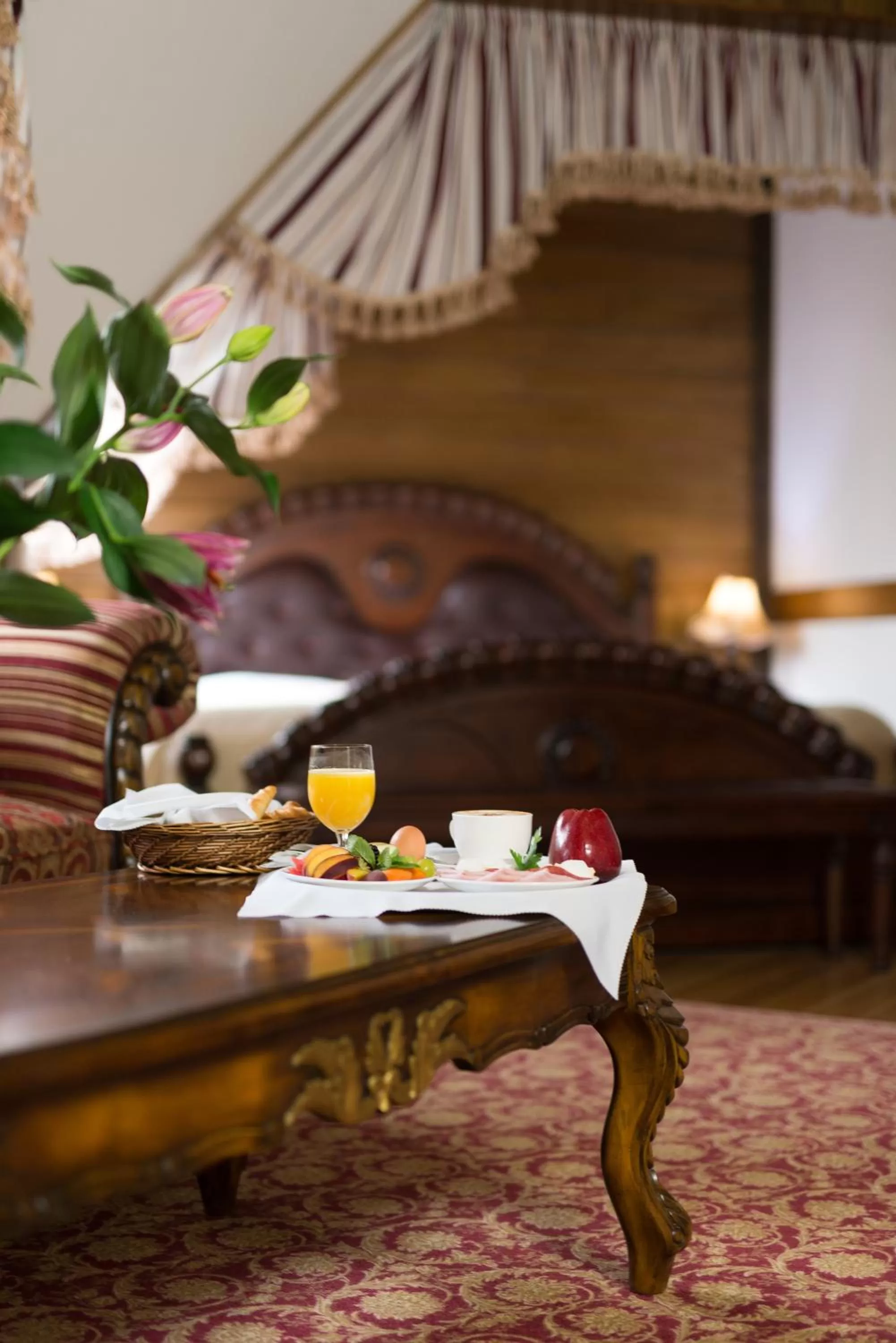 Coffee/tea facilities, Bed in Zámek Lužec Spa & Wellness Resort