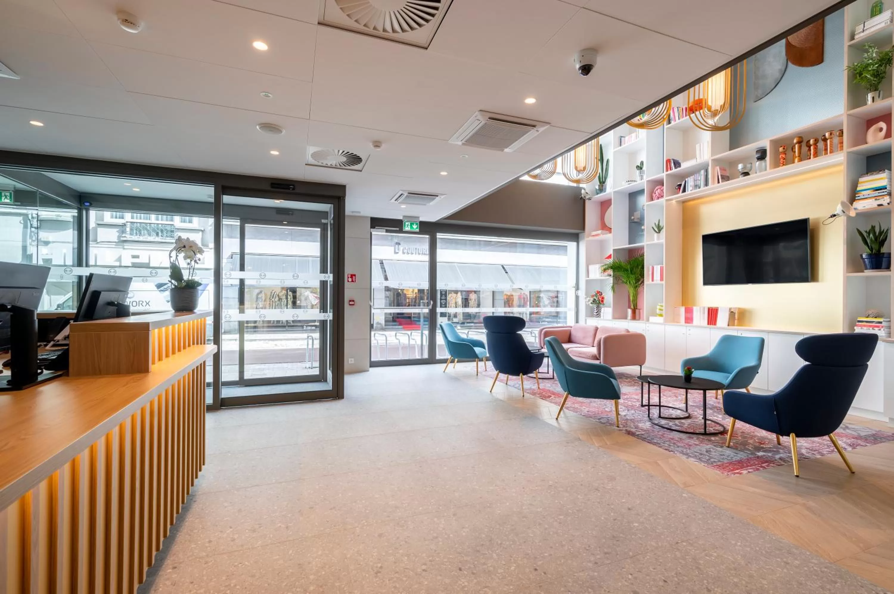 Lobby or reception in B&B HOTEL Gent Centrum