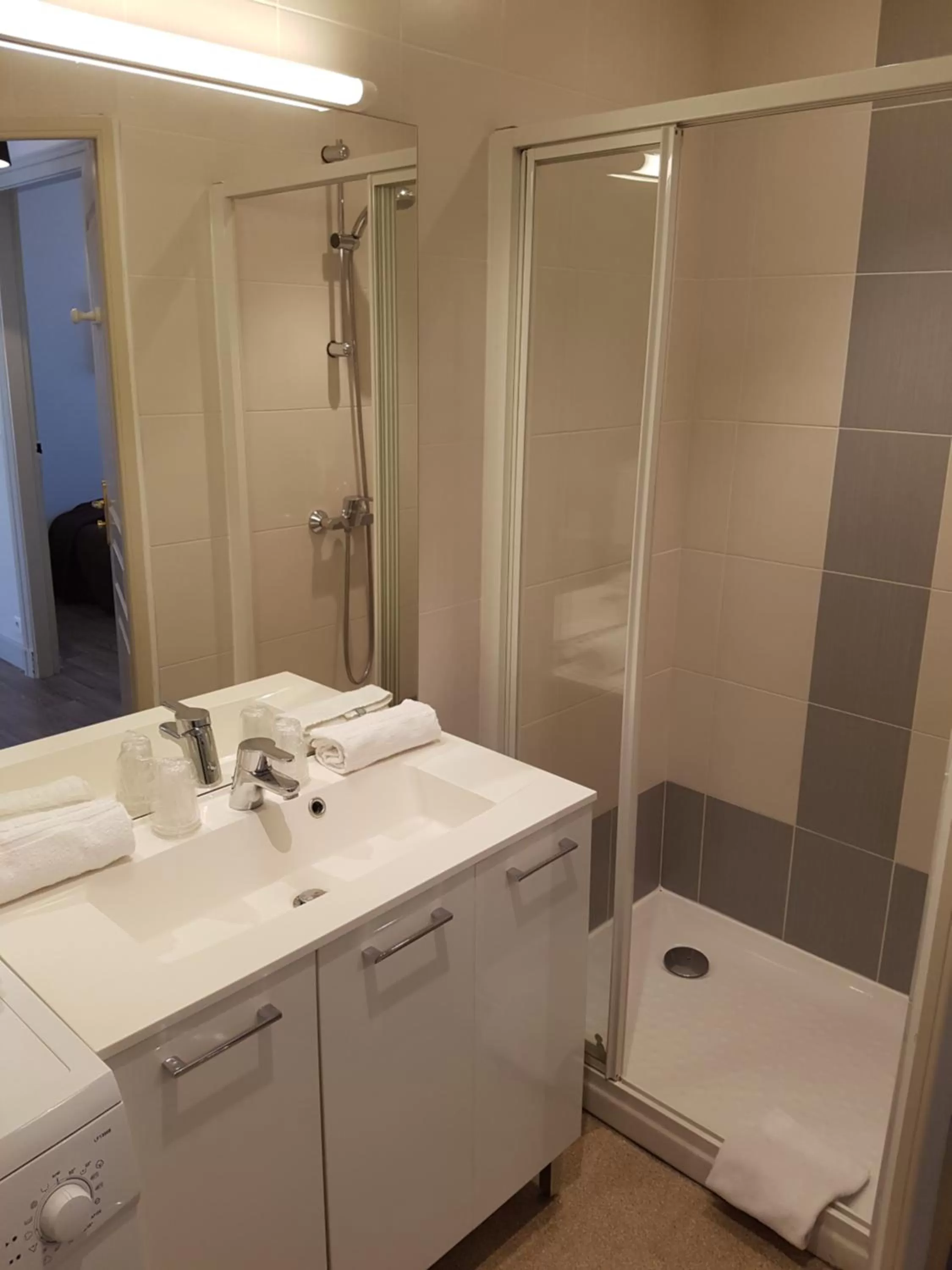 Bathroom in Logis Hôtel Restaurant du Midi - Rodez Centre