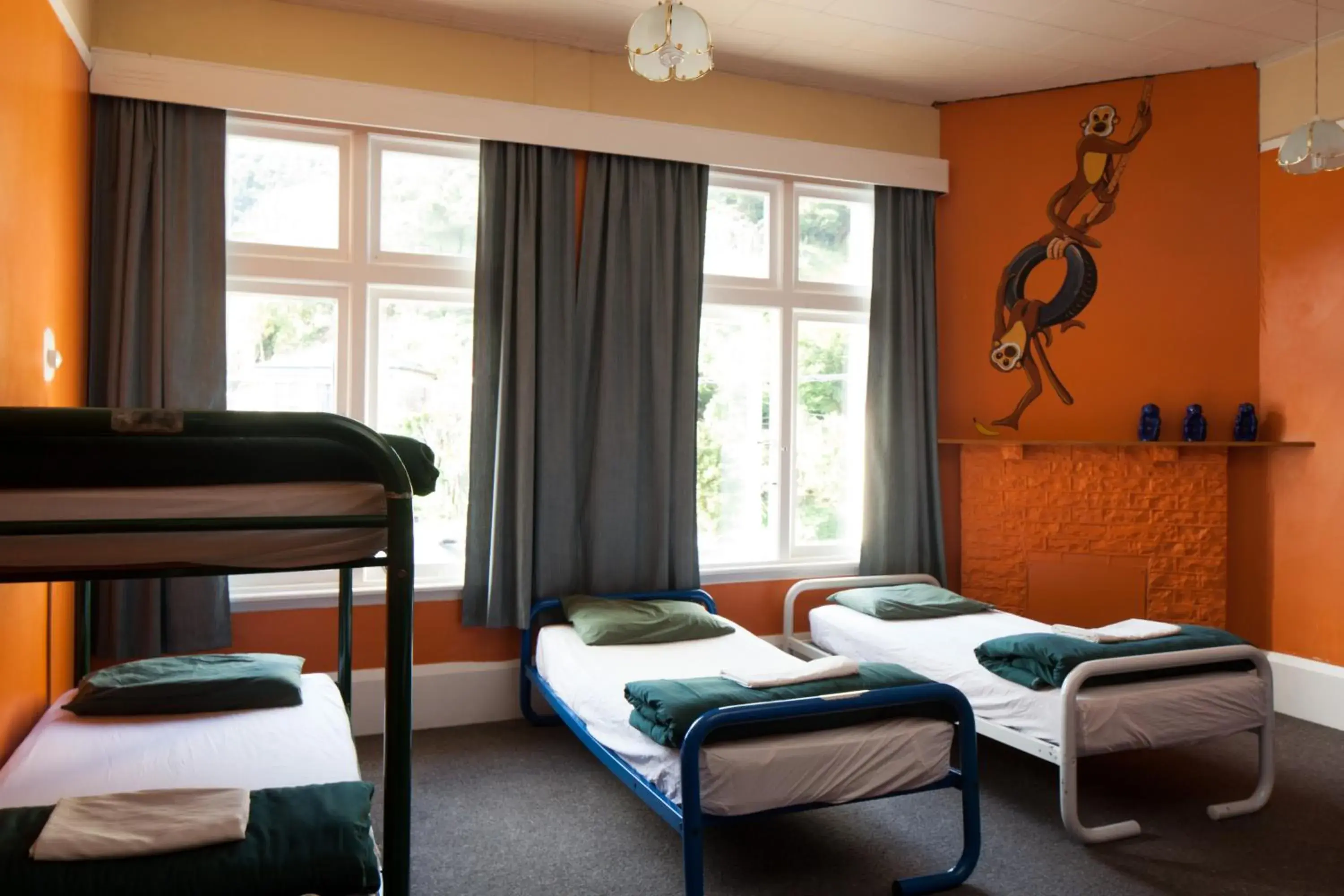 Bed in 8-Bed Mixed Dormitory Room in Noah's Ark Backpackers Bed in 8-Bed Mixed Dormitory Room in Noah's Ark Backpackers