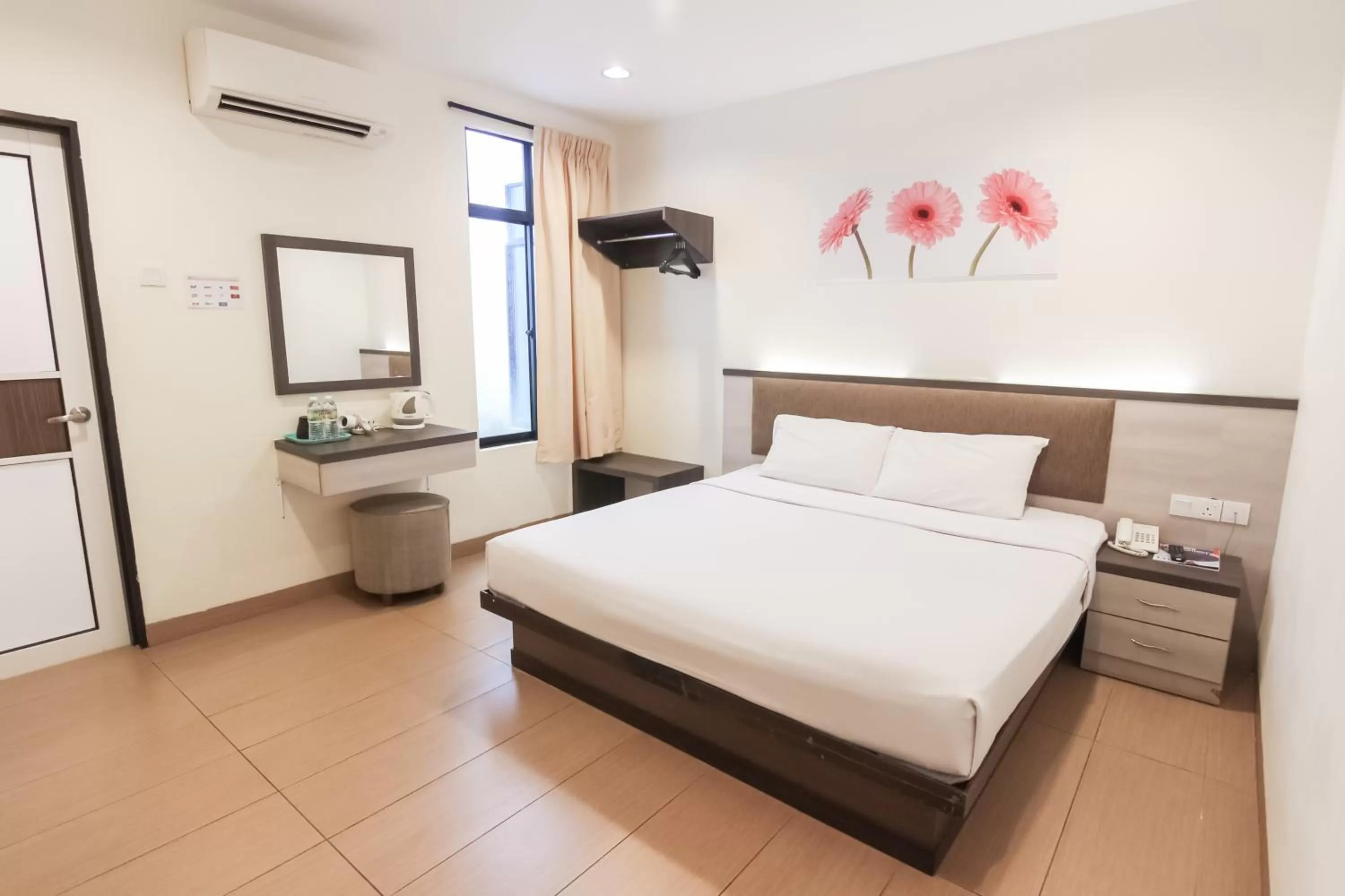 Photo of the whole room, Bed in Sunflower Hotel Malacca