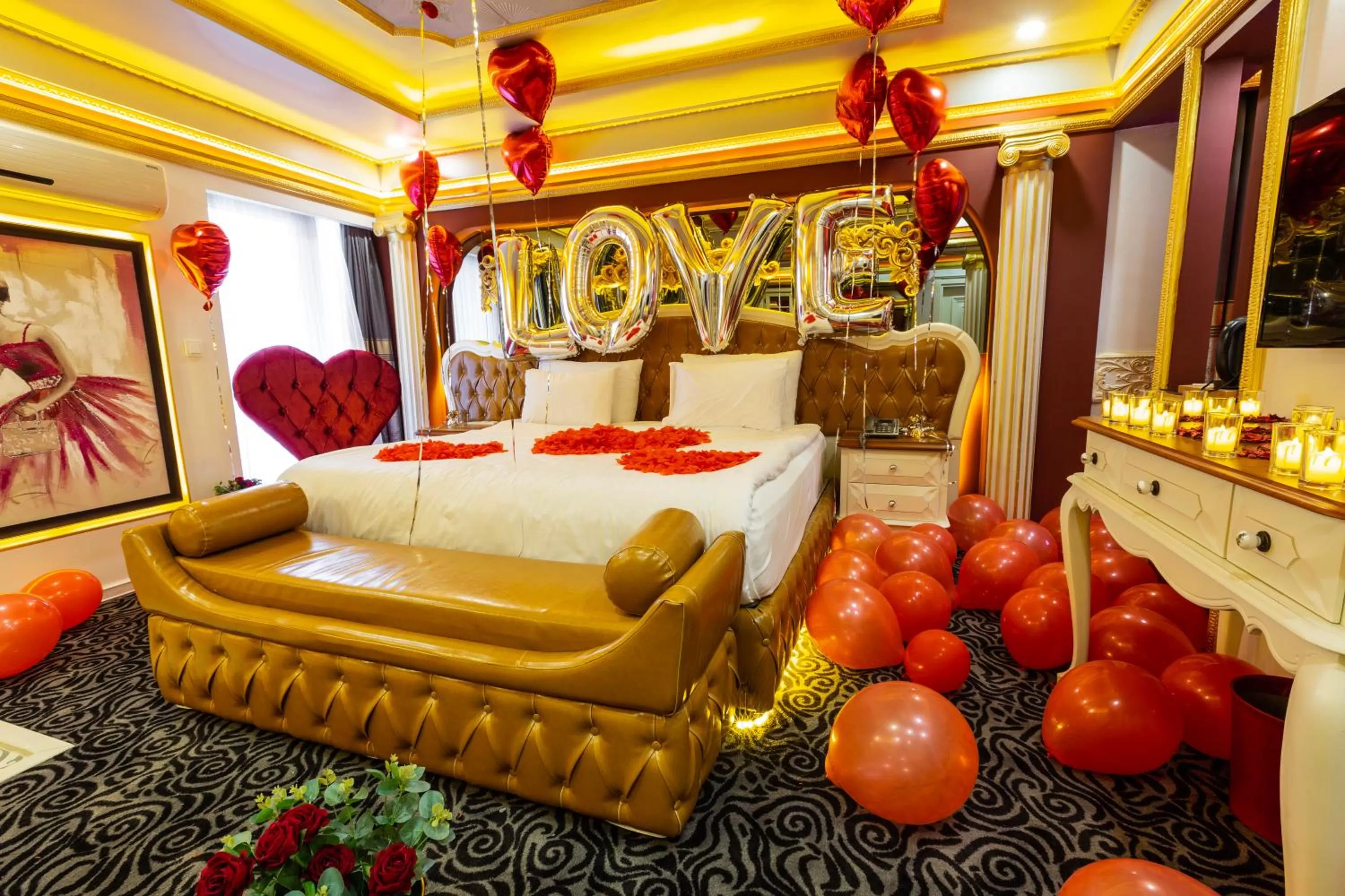 Communal lounge/ TV room, Bed in Andalouse Otel