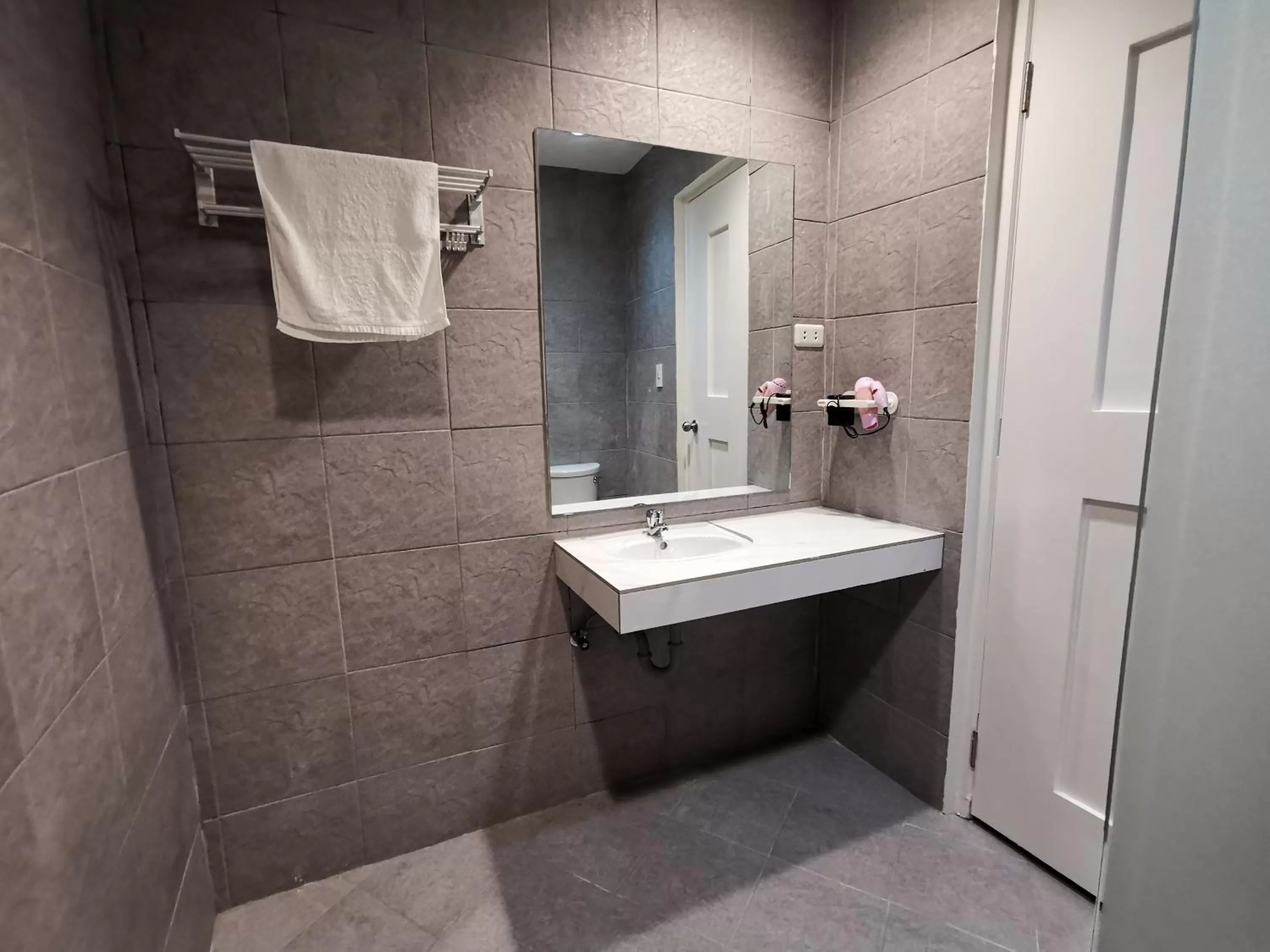 Bathroom in Pescadores Suites Moalboal