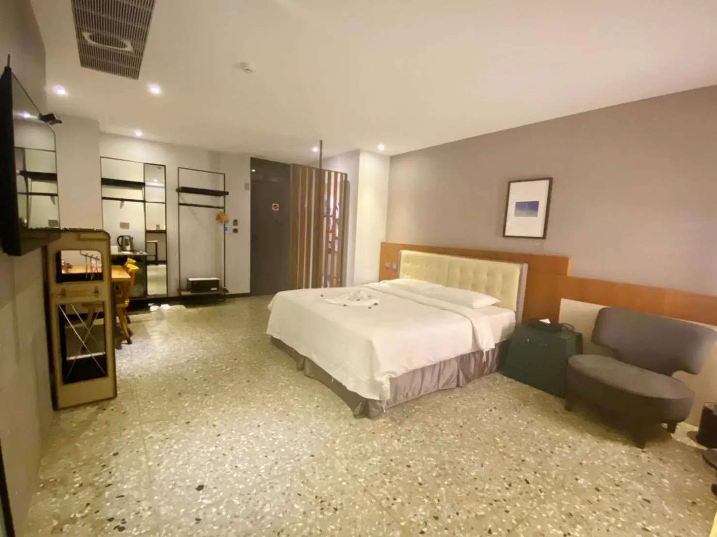 Photo of the whole room, Bed in 3 Door Hotel