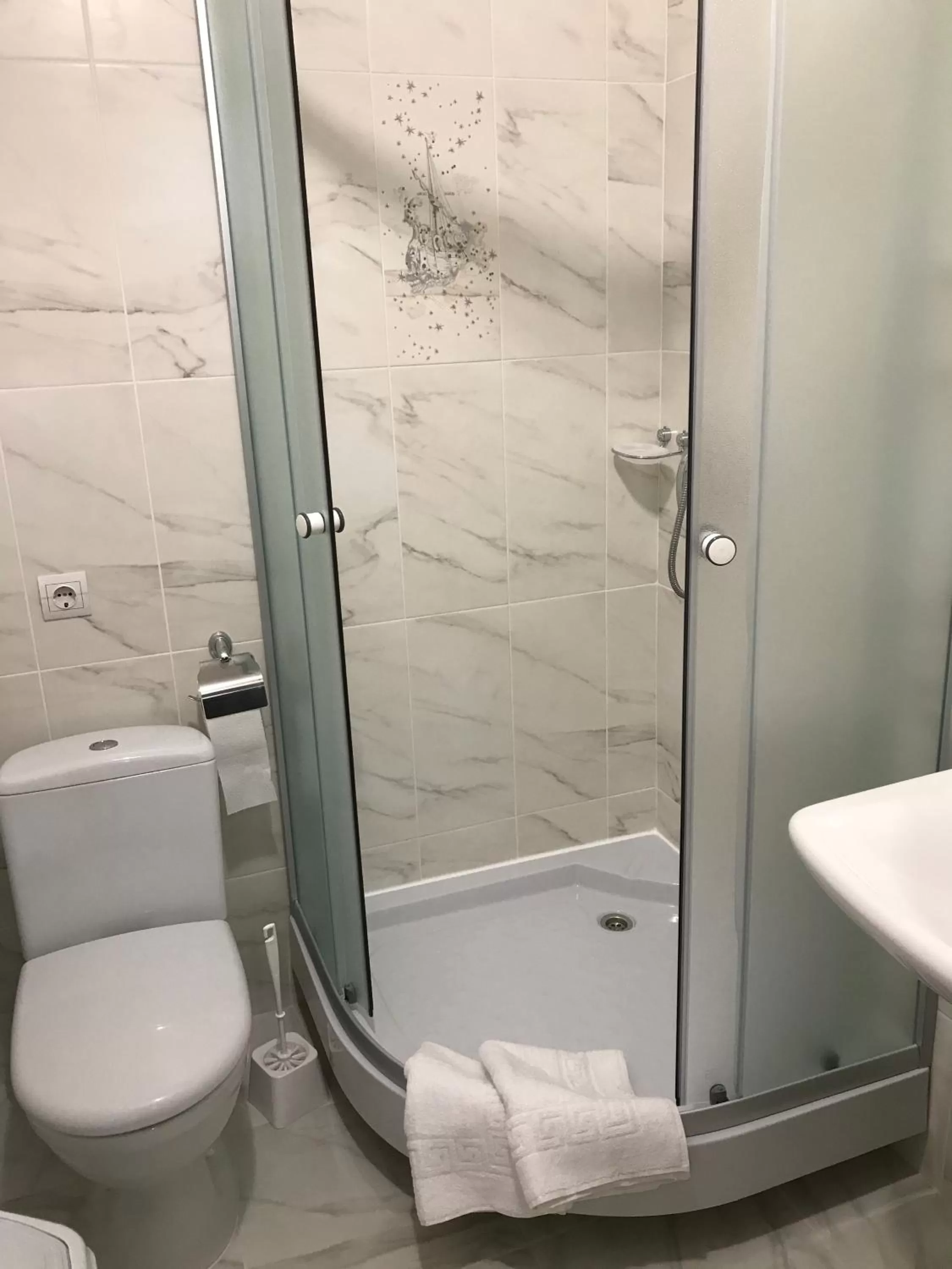 Restaurant/places to eat, Bathroom in Galian Hotel