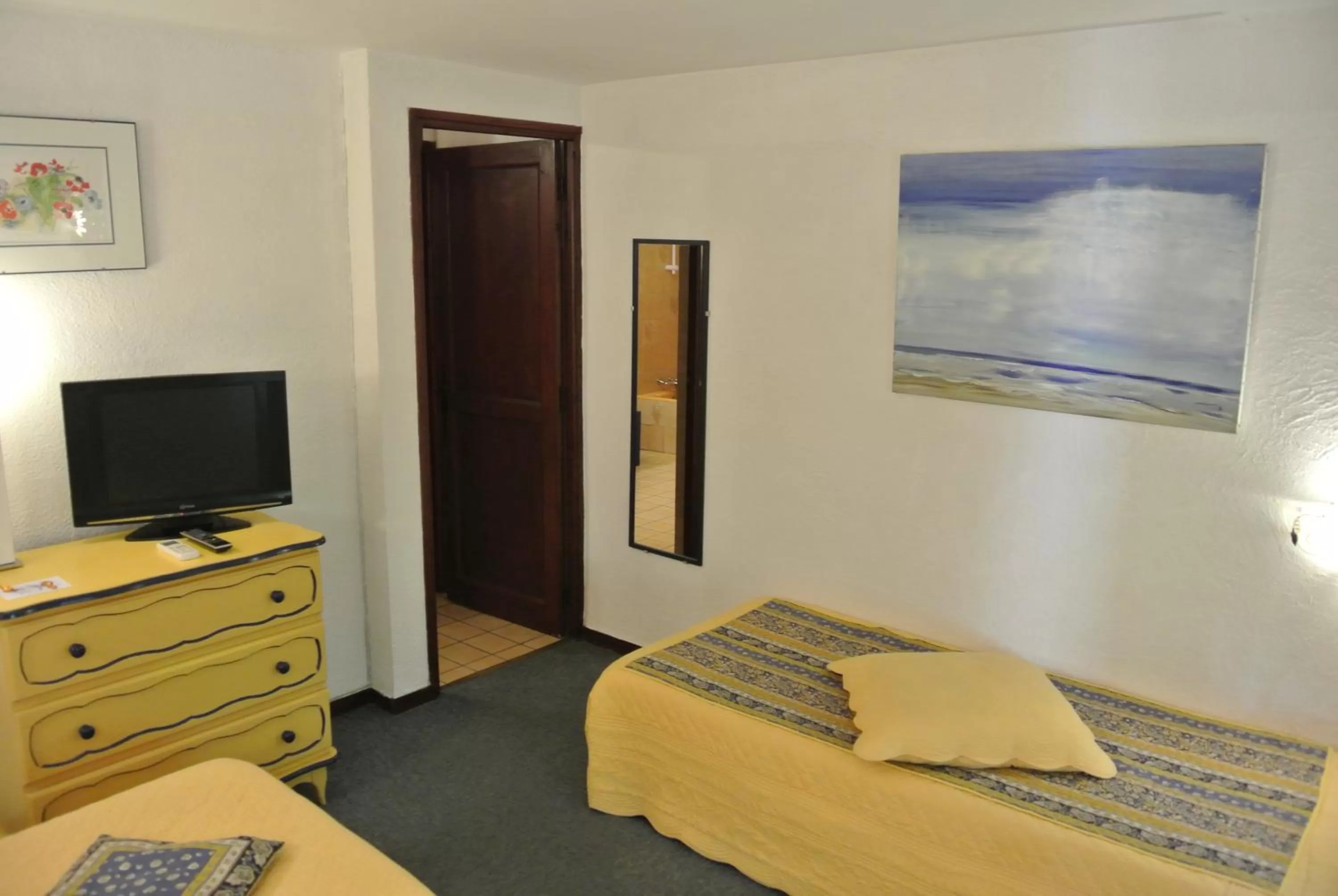 Photo of the whole room, Bed in La Vieille Bastide