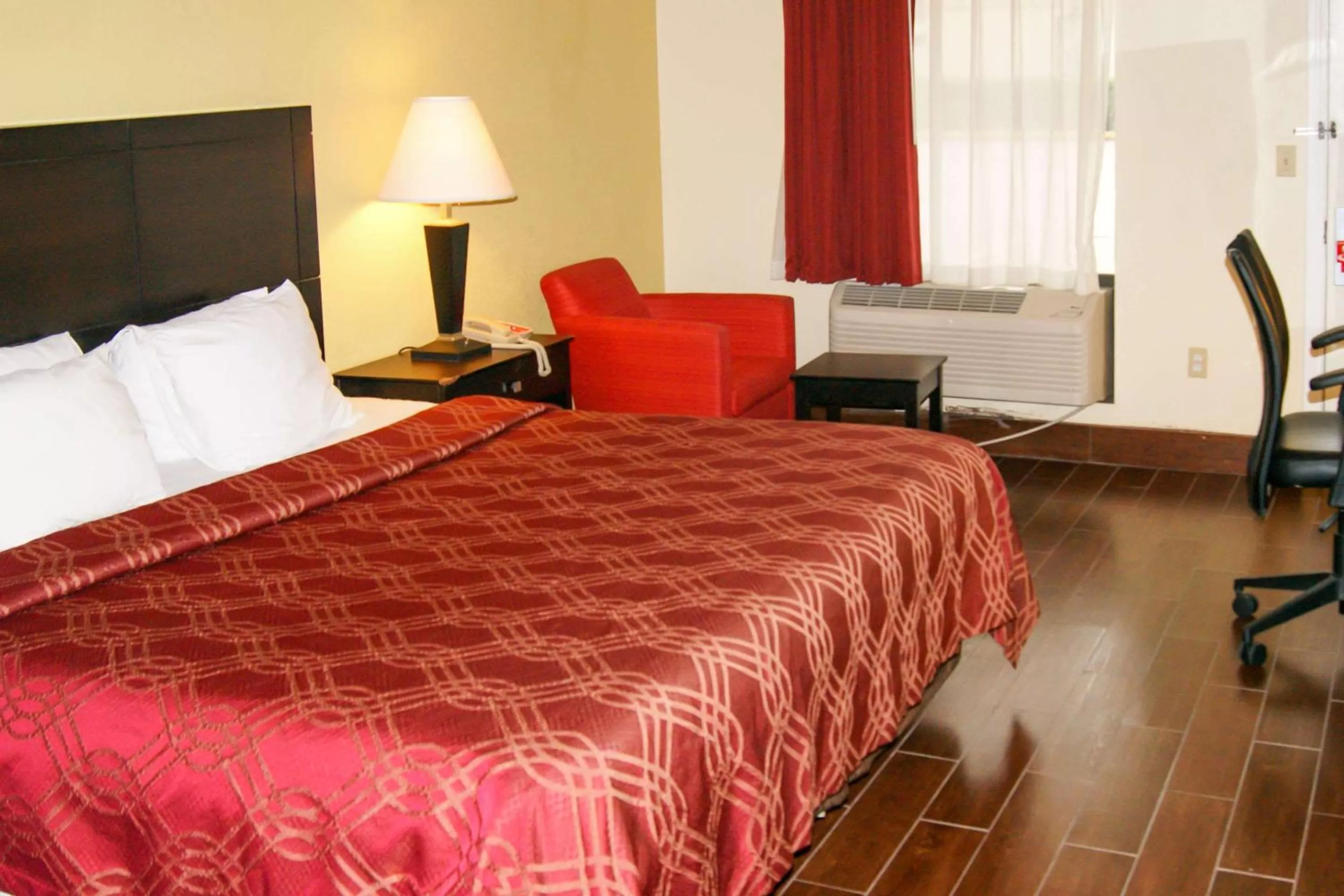 Photo of the whole room, Bed in Econo Lodge Inn & Suites West - Energy Corridor