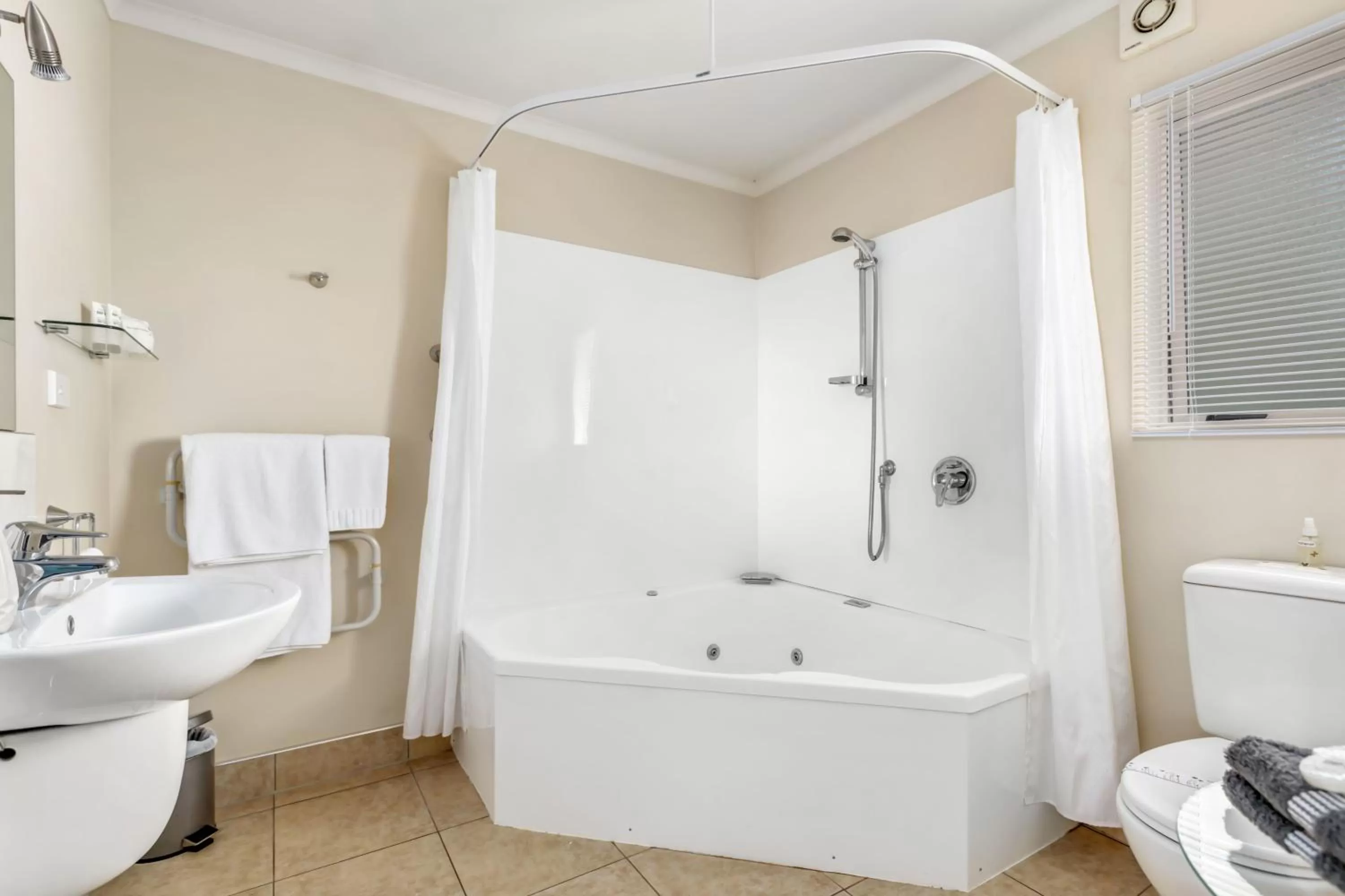 Shower, Bathroom in BK's Chardonnay Motor Lodge