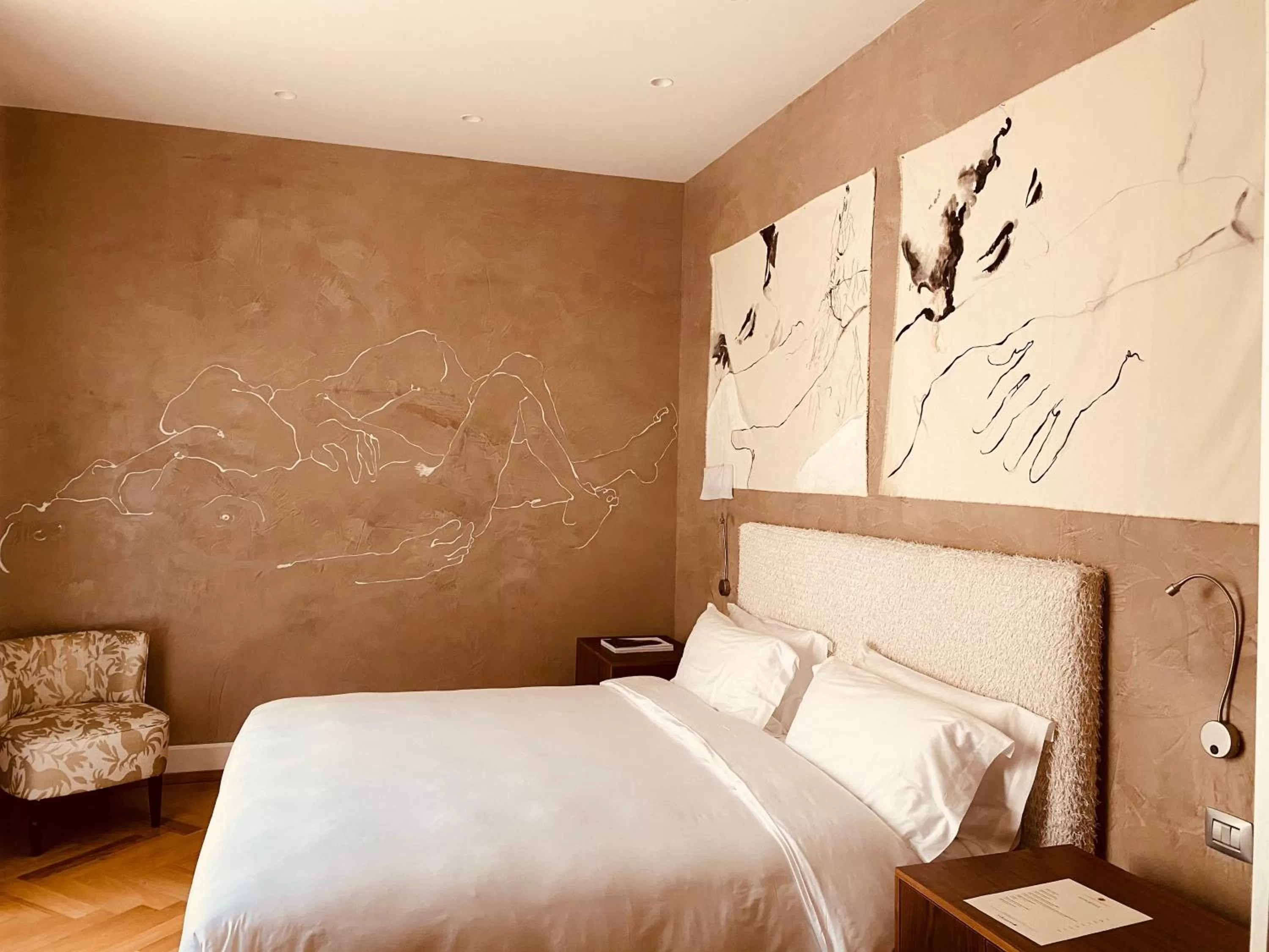 Decorative detail, Bed in Galleria Vik Milano - Townhouse Galleria - Small Luxury Hotels of the World