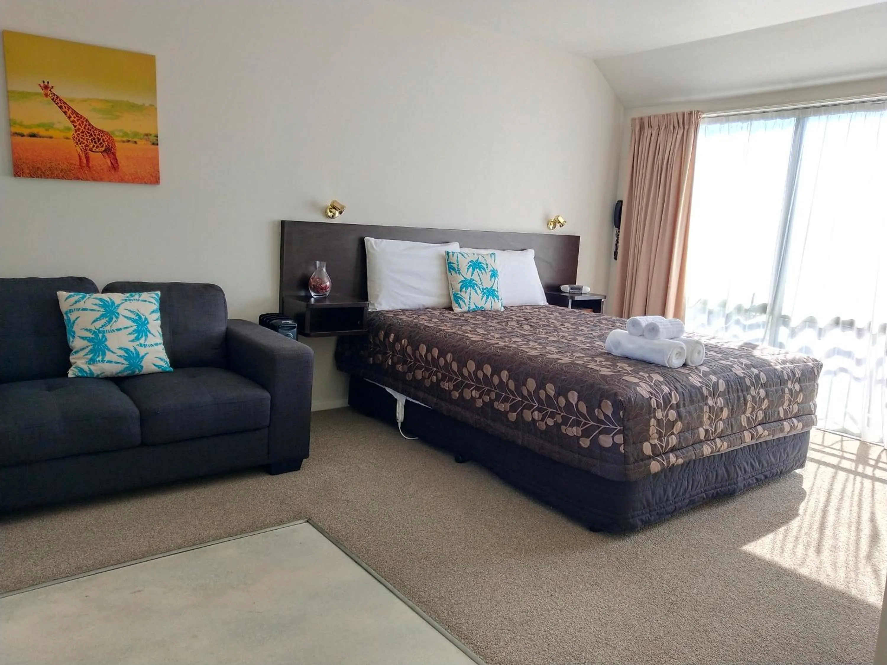 Bedroom, Bed in Alcala Motor Lodge