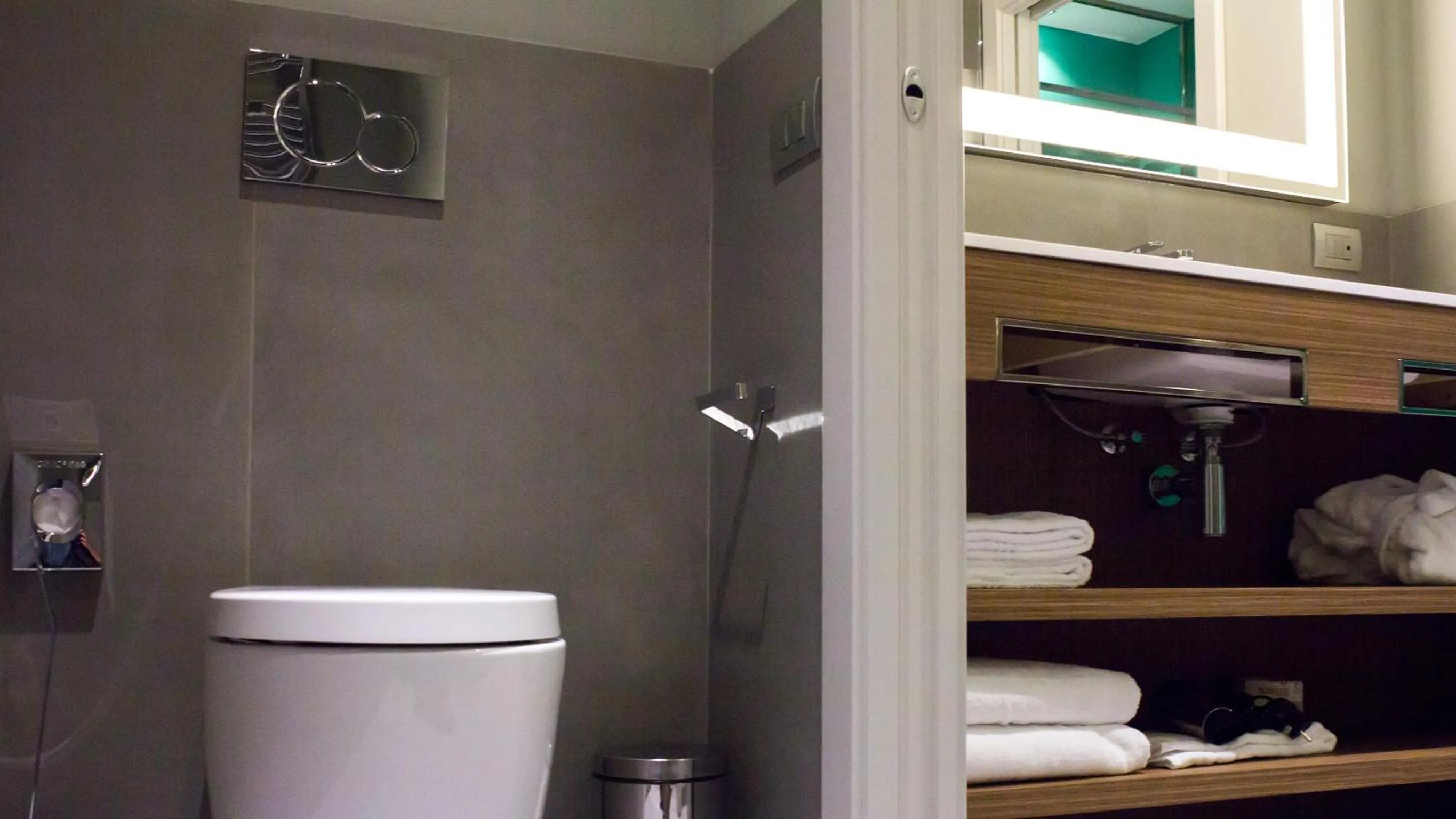 Toilet in G Hotel Pescara