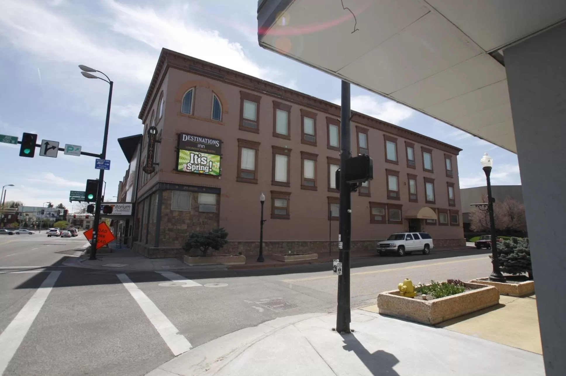 Property building in Destinations Inn Theme Rooms