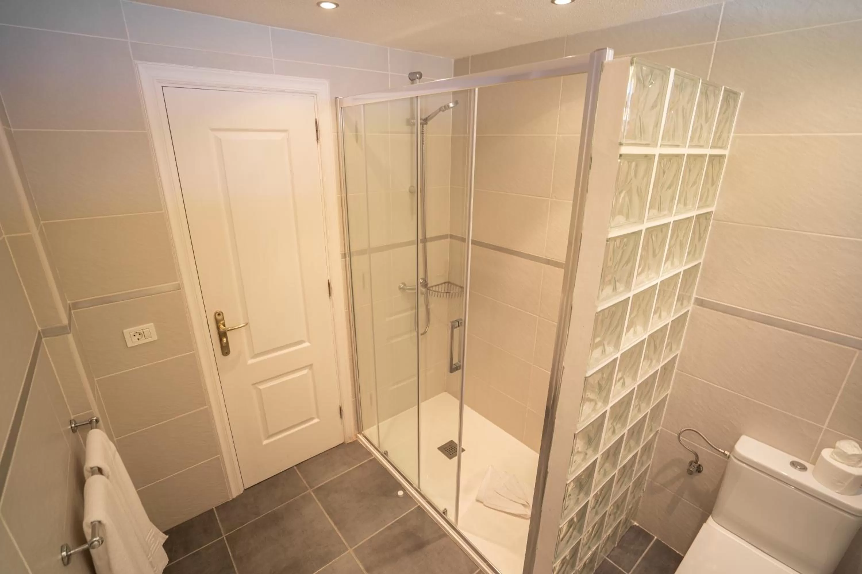 Shower in El Marques Palace by Intercorp Group