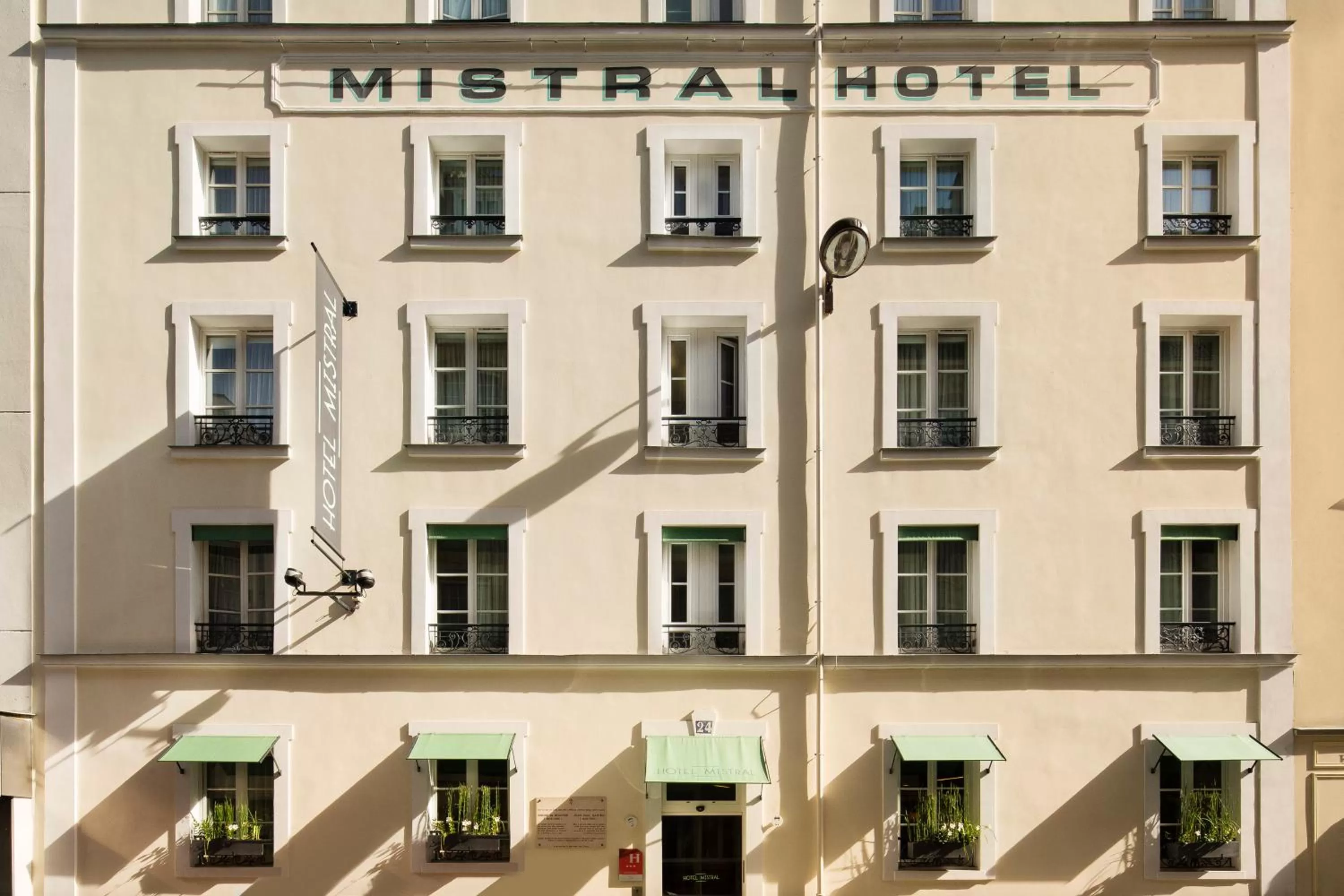 Facade/entrance in Hôtel Mistral