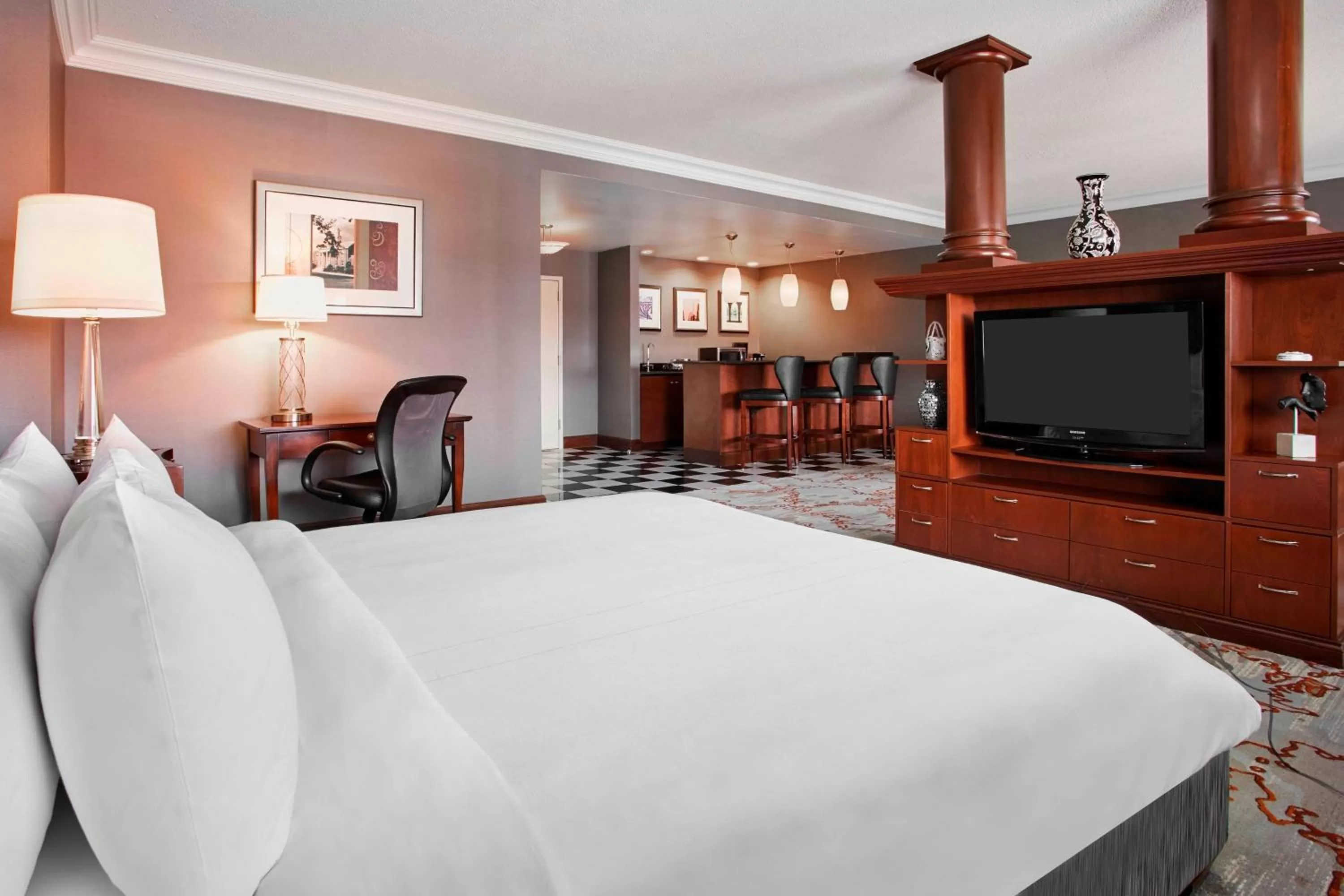 Photo of the whole room, Bed in Teaneck Marriott at Glenpointe