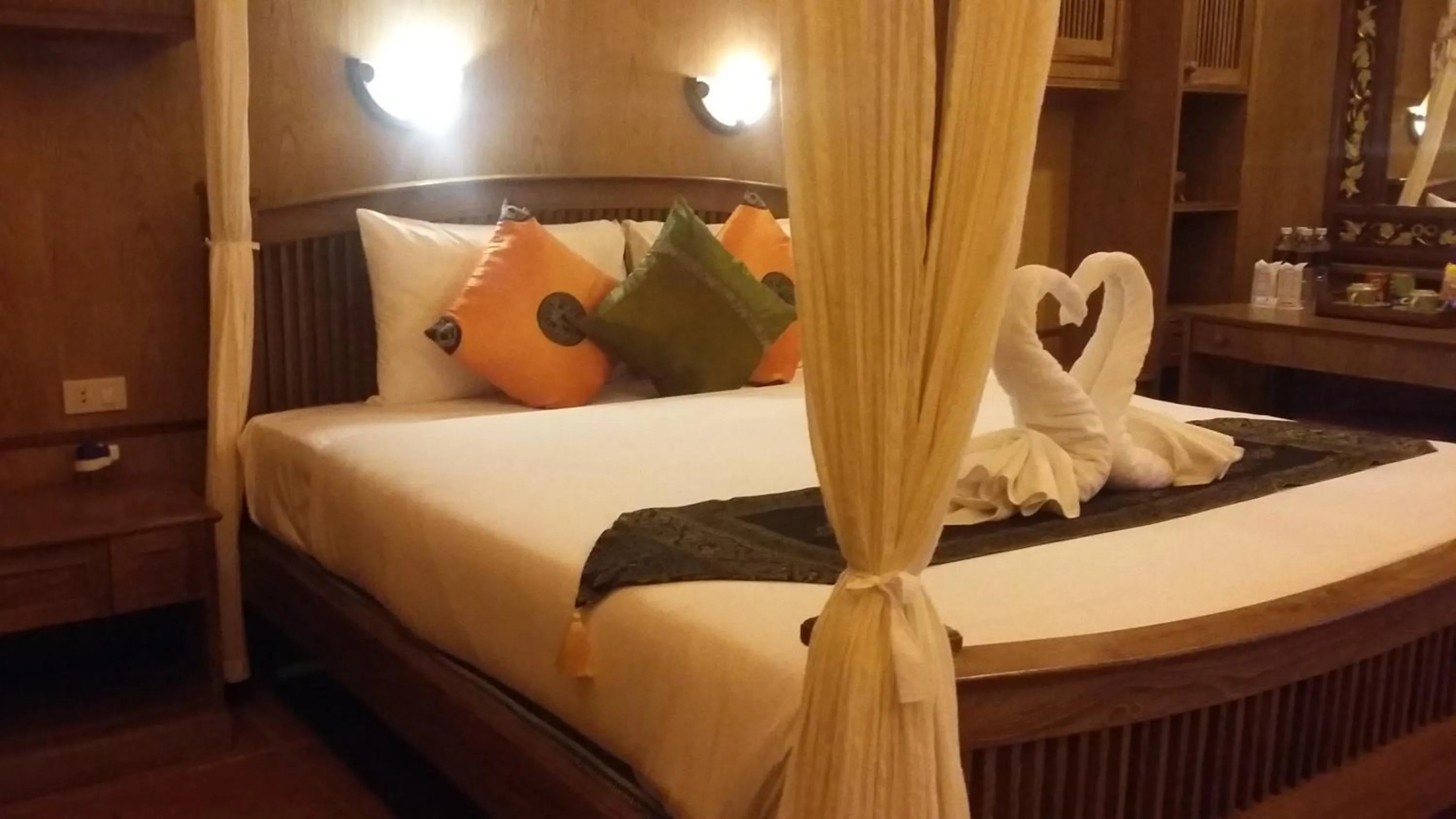 Bed in Royal Phawadee Village Patong - 2 Minutes walk to the beach